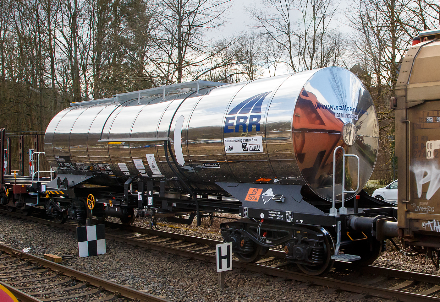 Vierachsiger 50 m³ Drehgestell-Kesselwagen mit Isolierung und Heizung, 37 80 7933 337-9 D-ERR, der Gattung  Zacens 1, der Vermietungsfirma ERR - European Rail Rent GmbH, im Zugverband am 19.03.2021 bei der Zugdurchfahrt in Kirchen (Sieg). Das Ladegut (laut Gefahrgutnummer 80/1824) ist hier Natronlauge (Natriumhydroxidlösung  - NaOH).

TECHNISCHE DATEN (gem. Anschriften) :
Spurweite: 1.435 mm
Achsanzahl: 4 (in 2 Drehgestelle)
Länge über Puffer: 14.400 mm
Drehzapfenabstand: 9.360 mm
Achsabstand im Drehgestell: 1.800 mm
Laufraddurchmesser:  920  mm (neu) 
Eigengewicht: ca. 20.820kg
Tankinhalt: 49.680 Liter (ca. 50 m³)
Max. Ladegewicht: 69,1 t (Streckenklasse D)
Höchstgeschwindigkeit: 100 km/h (beladen) / 120 km/h (leer)
Bremse: Frein KE-GP-A (K)
Bremssohle: C 810
Handbremse: JA
Tankcode: L4DH
Intern. Verwendungsfähigkeit: TEN-GE

Die Bedeutung der Gattung Zacens:
Z = Kesselwagen
a = 4 Radsatz
c = Entladung durch Druckluft oder Luftstöße
e = mit Heizung
n = Lademasse bei Lastgrenze C: m > 60 t für vierachsige Wagen
s = zugelassen für Züge bis 100 km/h
