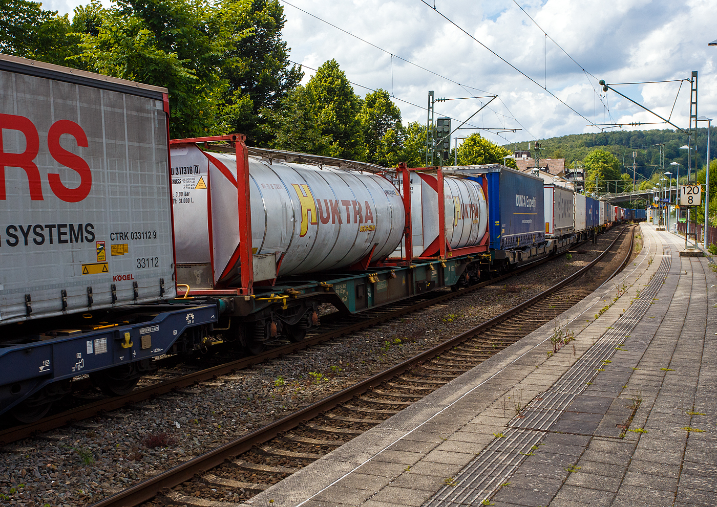 Vierachsiger Drehgestell-Containertragwagen 33 88 4554 285-5 B-LNS der Gattung Sgns (LINEAS Wagon Type 6453L2), der LINEAS Group NV/SA am 14 Juli 2024 im Zugverband bei der Zugdurchfahrt in Kirchen an der Sieg. Hier beladen mit zwei 20 Fuß Tankcontainern.

Die Lineas Group nv/sa (ex B-Logistics, ex B Cargo) ist eine belgische Schienengütergesellschaft.

TECHNISCHE DATEN:
Spurweite: 1.435 mm
Länge über Puffer: 19.740 mm
Drehzapfenabstand: 14.200 mm
Achsabstand in den Drehgestellen: 1.800 mm
Ladelänge: 18.400 mm
Ladefläche: 35 m²
Höhe der Ladeebene über S.O.: 1.155 mm
Eigengewicht: 19.400 kg
Max. Zuladung: 69,8 t (ab Streckenklasse D)
Max. Geschwindigkeit: 100 km/h
Kleinster befahrbarer Gleisbogen: R 75 m
Bremse: KE-GP-A (LL)
Bremssohle: IB 116
Feststellbremse: Nein
Verwendungsfähigkeit: RIV

