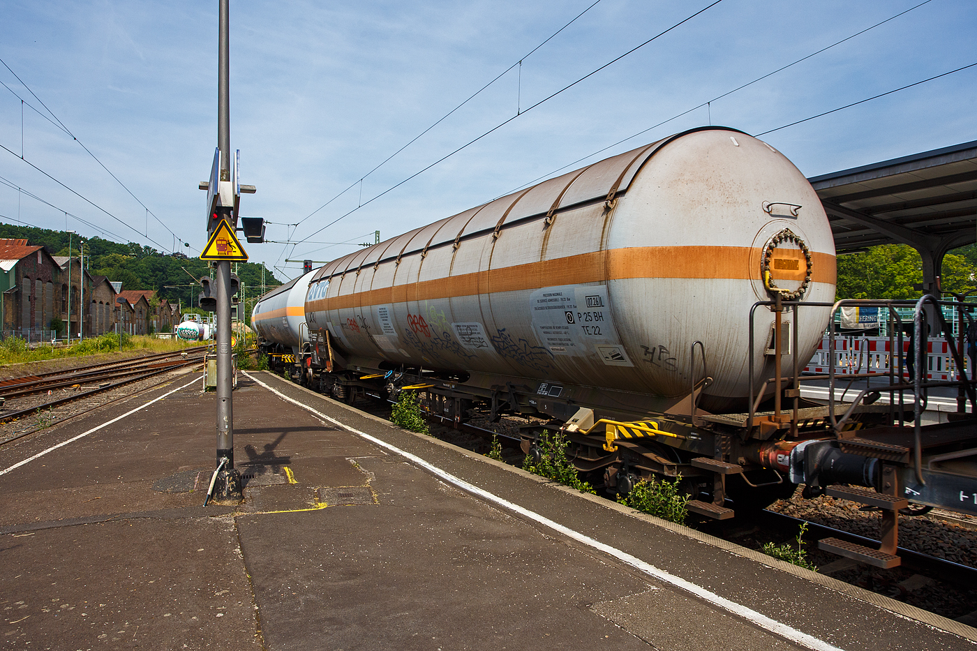 Vierachsiger Drehgestell-Druckgaskesselwagen mit Sonnenschutzdach, 37 80 7819 331-5 D-VTG, der Gattung Zags (VTG-Typ G25.113D), der VTG AG (Hamburg), laut Anschrift und Gefahrgut-Warntafel (23/1077) beladen mit Propen, am 18 Juni 2025 im Zugverband bei einer Zugdurchfahrt in Betzdorf (Sieg) in Richtung Siegen. 

TECHNISCHE DATEN (gem. Anschriften):
Spurweite: 1.435 mm (Normalspur)
Achsanzahl: 4 (in 2 Drehgestelle)
Länge über Puffer: 18.000 mm
Drehzapfenabstand: 12.060 mm
Achsabstand im Drehgestell: 1.800 mm
Laufraddurchmesser: 920 mm (neu)
Höchstgeschwindigkeit: 100 km/h (beladen) / 120 km/h (leer)
Eigengewicht: 33.100 kg
Nutzlast: 47,9 t (bei Streckenklasse D)
Gesamtvolumen: 110.650 Liter (110,65 m³)
Tankwerkstoff: Normalstahl/Druckbehälterstahl (P460NL2 früher EStE 460)
Bauart der Bremse: Frein KE – GP (L)
Bremssohle: L-Sohle
Handbremse: Auf Bremserbühne
Kleinster befahrbarer Gleisbogen: R 35 m
Intern. Verwendungsfähigkeit: RIV

Als Sicherheitseinrichtungen besitzen diese Wagen Crashpuffer.

Tankcode:  P25BH / Sondervorschrift TE 22 
P =Tank für verflüssigte oder unter Druck gelöste Gase
25 = Mindestberechnungsdruck 25 bar
B = Tank mit Bodenöffnungen mit 3 Verschlüssen für das Befüllen oder Entleeren 
H = luftdicht verschlossener Tank