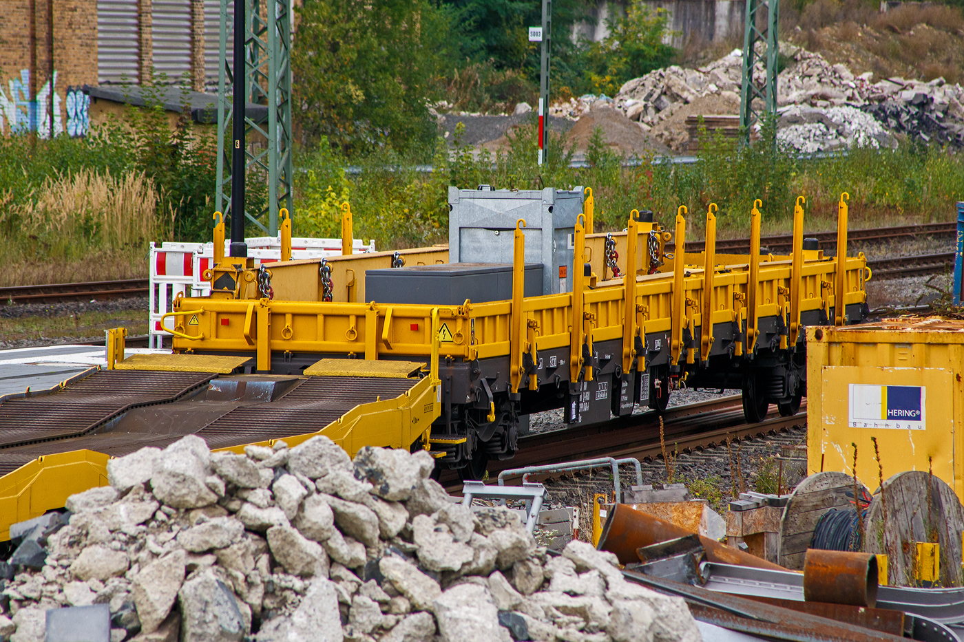 Vierachsiger Drehgestell-Flachwagen, 37 80 3999 048-6 D-HGUI, der Gattung Res als Kran-Schutzwagen auslegerseitig zum KIROW Multi Tasker KRC 810 T (D-HGUI 99 80 9419 024-1), u.a. beladen mit der Traverse, Anschlagmittel und sonstiges Zubehör), am 29 September 2025 beim Bahnhof Betzdorf/Sieg.

TECHNISCHE DATEN:
Spurweite: 1.435 mm (Normalspur)
Länge über Puffer: 19.900 mm
Drehzapfenabstand: 14.860 mm
Achsabstand im Drehgestell: 1.800 mm
Länge der Ladefläche: 18.660 mm
Ladefläche: 50,5 m
Höchstgeschwindigkeit: beladen 100 km/h / leer 120 km/h
Eigengewicht: 24.000 kg
Maximale Ladegewicht: 56,0 t (ab Streckenklasse C)
Kleinster bef. Gleisbogenradius: 75 m
Bremse: KE-G