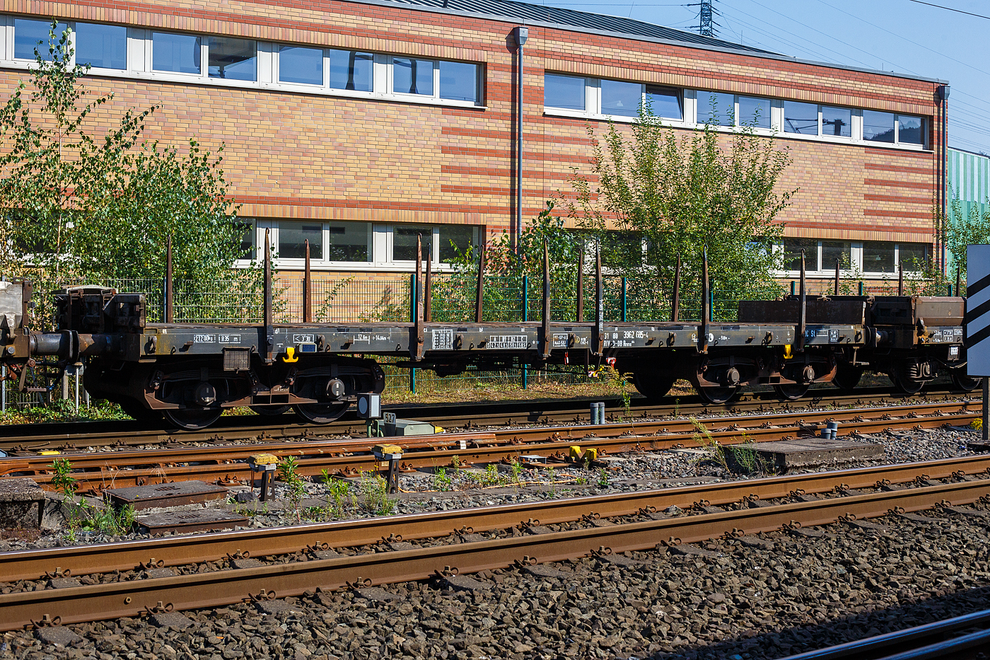 Vierachsiger Drehgestell-Flachwagen mit Drehrungen und Stirnwandklappen, jedoch ohne Seitenborde, 31 80 3962 685-4 D-DB, der Gattung Rmms 664, der DB Cargo AG, beladen mit Rundstahl, am 05 September  2024 im Zugverband auf dem Anschlussgleis der Deutschen Edelstahlwerke GmbH, zuvor Edelstahlwerke Südwestfalen, in Siegen-Geisweid

Ab 1968 ließ die DB 1.760 Rmms 664 bauen, dieser wurde 1975 (Abnahme 01.1976) von der Waggon Union in Siegen (eigentlich Netphen - Dreis-Tiefenbach), ehemals SEAG Waggonbau Dreis-Tiefenbach gebaut.

Mit einer Ladelänge von 12,80 m dienen diese Wagen mit aufgeklappten Ladeschwellen zur Beförderung von schweren langen Erzeugnissen der Eisen- und Stahlindustrie (wie Walzprofile) und anderen sperrigen und schweren Gütern. Mit eingeklappten Ladeschwellen, also mit ebener Ladefläche, eignet er sich auch für die Beförderung von schweren Kettenfahrzeugen. Vor den umlegbaren Stirnwänden sind je zwei absenkbare Rungen angeordnet. Der Wagen kann mit umgelegten Stirnwänden und abgesenkten Rungen gefahren werden. Die Höhe der umgelegten Stirnwände über FO beträgt 38 mm. An den Längsseiten hat der Wagen je 6 Drehrungen. Der Fußboden besteht aus Kiefernbohlen mit den Abmessungen 70 x 180 mm. Er kann eine Radlast von 5,0 t aufnehmen. Im Fußboden sind 6 geteilte, klappbare Ladeschwellen eingebaut.

Die an den Stirnseiten angeordneten Überfahrklappen gestatten abgeklappt das Durchfahren von Gleisbögen mit mindestens 150 m Halbmesser. Die Überfahrklappen liegen im abgeklappten Zustand auf 4 Konsolen auf. In senkrechter Stellung werden sie durch je 2 am Kopfstück angeordneten Fallrungen gehalten.

Die Wagen haben eine Klotzbremse mit stufenlos, selbsttätiger Lastabbremsung. Die Bremskraft nach dem minder belasteten Drehgestell gesteuert. Das Steuerventil ist im Wagenuntergestell angeordnet.

TECHNISCHE DATEN:
Spurweite: 1.435 mm (Normalspur)
Gattung/Bauart: Rmms 664
Erstes Baujahr: 1968
Anzahl der Achsen: 4 in 2 Drehgestellen
Länge über Puffer: 14.040 mm
Drehzapfenabstand: 9.000 mm
Achsabstand im Drehgestell: 1.800 mm
Ladelänge: 12.644 mm
Ladebreite: 2.904 mm
Ladefläche: 36,0 m²
Fußbodenhöhe über SO: 1.235 mm
Höchstgeschwindigkeit: 100 km/h (beladen) / 120 km/h (leer)
Eigengewicht: 21.200 kg 
Maximale Ladegewicht: 58,5 t (ab Streckenklasse C)
Laufraddurchmesser (neu): 920 mm
Kleinster bef. Gleisbogenradius: 35 m
Bauart der Bremse: KE-GP-A max. 56 t (LL)
Bremssohle: IB 116 (C952-1)
Handbremse: Fbr (wirkt auf beide Drehgestelle)
Internationale Verwendungsfähigkeit: RIV

Die Bedeutung der Gattung Rmms:
R = Drehgestellflachwagen in Regelbauart
mm = Ladelänge unter 15 m
s = zugelassen für Züge bis 100 km/h (beladen)
664 = Bauartnummer

Noch ein paar Worte zum Hersteller Waggon Union (WU):
Die Waggon Union entstand 1971 durch Fusion der Unternehmen Deutsche Waggon- und Maschinenfabriken (DWM) Berlin, SEAG Waggonbau Dreis-Tiefenbach und Rheinstahl Transporttechnik und wurde 1990 von ABB Henschel aufgekauft. ABB Henschel ging später in das Unternehmen Adtranz über und dieses wiederum später in dem kanadischen Unternehmen Bombardier auf. Aus der Zerschlagung von Bombardier übernahm Alstom die Sparte Transportation.

Das Werk in Netphen besteht heute noch. Früher wurden dort hochqualitative Güterwagen aller Art entwickelt und gebaut, vornehmlich Kessel- und Schüttgutwagen und ab den 1980ér Jahren verstärkt die hier neu entwickelten Schiebewandwagen für Transwaggon (woran ich mich noch sehr gut erinnern kann).Nach der Neuausrichtung und Übernahme als Werk von ALSTOM Transport Deutschland GmbH wurde der Waggonbau schrittweise eingestellt und es erfolgte eine Spezialisierung auf die Entwicklung und den Bau von hochwertigen Drehgestellen für Güterwagen, Personenwagen sowie Stadt- und Straßenbahnen. Einer der ersten Aufträge dieser Art war Entwicklung und Bau von Drehgestellen für die neuen Mittelwagen des ICE 1.
