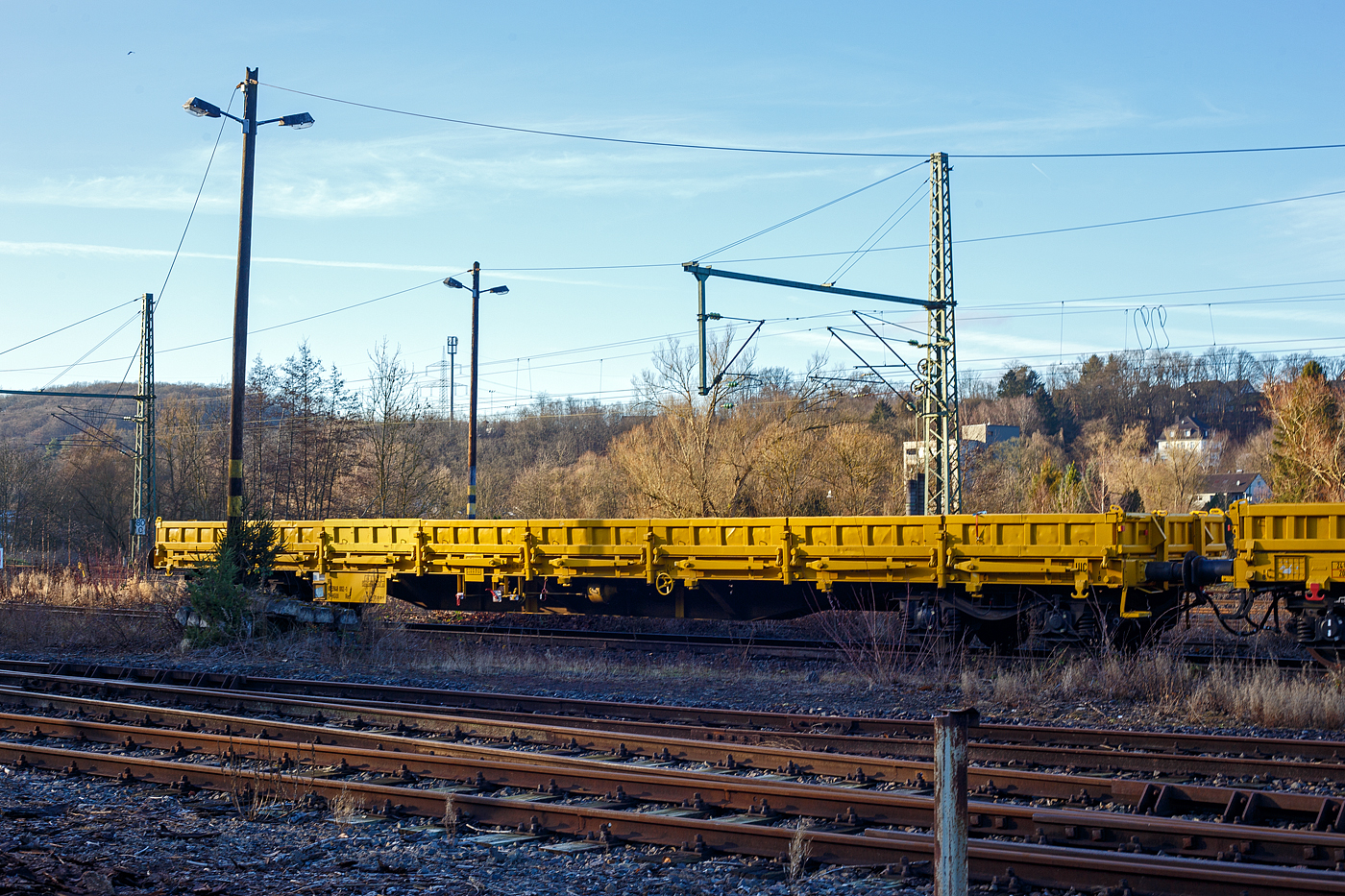 Vierachsiger Drehgestell-Flachwagen mit klappbaren Seitenborden und Drehrungen, 80 80 3948 002-1 D-HGUI, der Gattung Res (ein Schutzwagen zu einem Gleisbauschienenkran), der Hering Bahnbau GmbH (Burbach), abgestellt am 25 Dezember 2024 in Scheuerfeld/Sieg.

TECHNISCHE DATEN:
Spurweite: 1.435 mm
Länge über Puffer: 19.900 mm
Drehzapfenabstand: 14.860 mm
Achsabstand im Drehgestell: 1.800 mm
Ladebreite: 2.640 mm
Länge der Ladefläche: 18.660 mm
Ladefläche: 50,5 m²
Höchstgeschwindigkeit: beladen 100 km/h / leer 120 km/h
Eigengewicht: 22.390 kg
Maximale Ladegewicht: 57,6 t (ab Streckenklasse C)
Kleinster bef. Gleisbogenradius: 75 m
Bremse: KE-GP