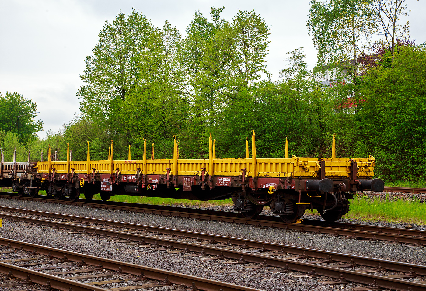Vierachsiger Drehgestell-Flachwagen, mit Seiten- und Stirnwandklappen und mit Rungen, 33  68 3988 050-5 D-AAEC (ex AAE Cargo AG), der Gattung Rens 1 (VTG-Typ F41.185D), der VTG (Hamburg), abgestellt am 08.05..2023 in Herdorf, im Zugverband auf dem Rbf der KSW Die Wagen entsprechen in allen wesentlichen Merkmalen der UIC-Standardbauart eines Res, die Lastgrenze ist etwas höher, daher aus das zus. „n“.

TECHNISCHE DATEN:
Spurweite: 1.435 mm (Normalspur)
Anzahl der Achsen: 4 in 2 Drehgestellen
Länge über Puffer: 19.900 mm
Drehzapfenabstand: 14.840 mm
Achsabstand in den Drehgestellen: 1.800 mm
Eigengewicht: 25.000 kg
Ladelänge: 18.504 mm 
Ladefläche: 49,6 m²
Höhe Fußboden: 1.247 mm
Fußbodentyp: Holzfußboden (Lärche, imprägniert), 45 mm
Maximale Ladegewicht: 65,0 t (ab Streckenklasse D)
Höchstgeschwindigkeit: 100 km/h
Kleinster befahrbarer Gleisbogenhalbmesser: R 35 m
Bremse: KE-GP (LL)
Bremssohle: IB 116
Feststellbremse: ja
Intern. Verwendungsfähigkeit: RIV