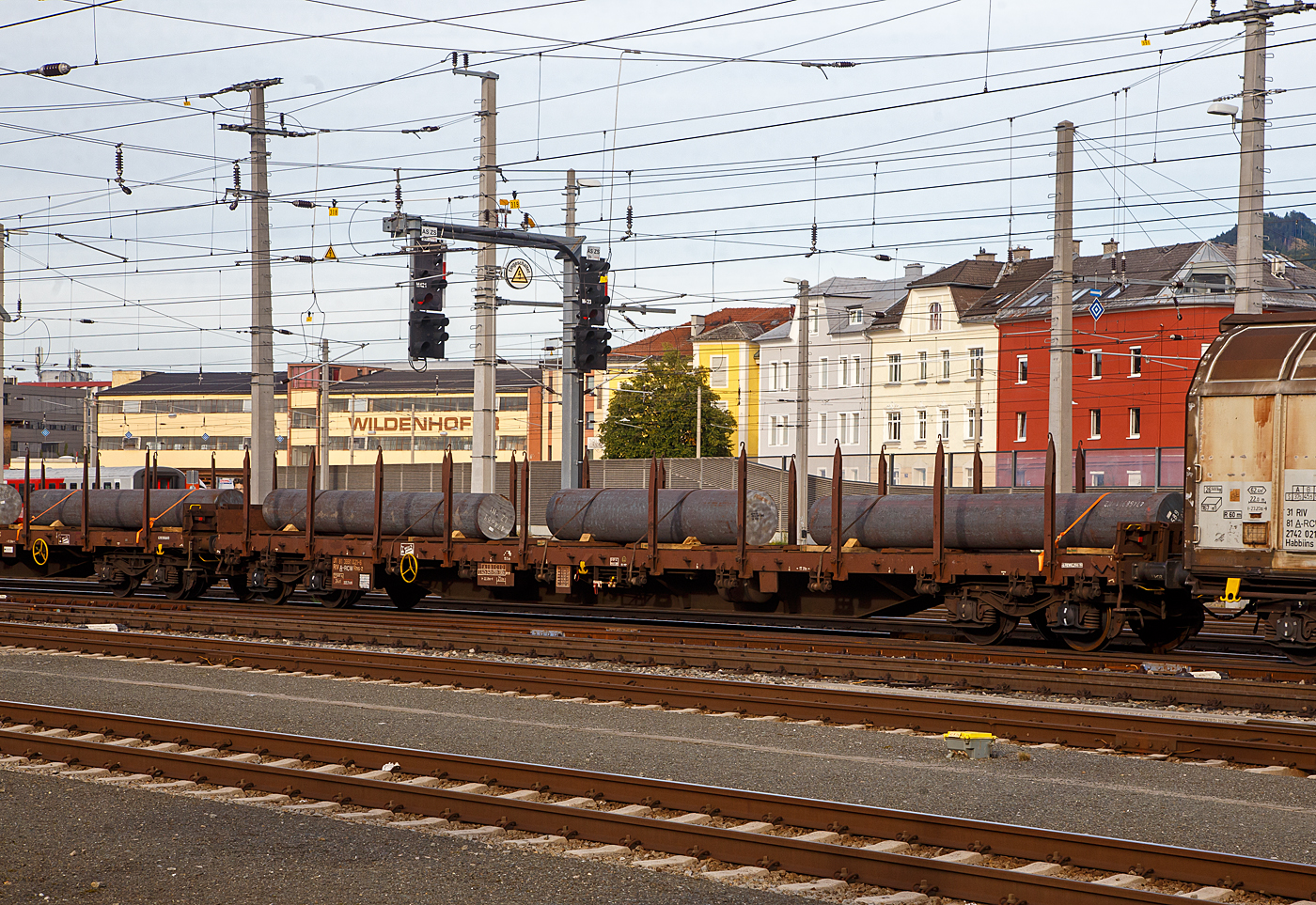 Vierachsiger Drehgestell-Flachwagen, mit Stirnwandklappen und Drehrungen, ohne Seitenklappen, 31 81 3991 021-6 A-RCW, der Gattung Rns-z, der Rail Cargo Austria (zur ÖBB), am 12.09.2022 im Zugverband beladen mit geschmiedetem Rundstahl bei einer Zugdurchfahrt im Hbf Salzburg.

TECHNISCHE DATEN: 
Spurweite: 1.435 mm (Normalspur)
Anzahl der Achsen: 4 (in 2 Drehgestellen)
Länge über Puffer:  22.350 mm
Drehzapfenabstand:  9.000 mm
Achsabstand im Drehgestell: 1.800 mm
Länge der Ladefläche: 21.000 mm 
Höhe der Ladefläche von SOK: 1.260 mm
Ladefläche: 55,4 m²
Eigengewicht:  23.500 kg
Max. Zuladung: 58,5 t (ab Streckenklasse C), 66,5 t (ab Streckenklasse C)
Max. Geschwindigkeit: 100 km/h 
Bremse: O-GP-A (LL)
Bremssohle: IB 116
Feststellbremse: Ja
Verwendungsfähigkeit: RIV

Die Bedeutung der Gattungs- und Kennbuchstaben (hier Rns-z): 
R - Drehgestellflachwagen in Regelbauart
n - höchste Lastgrenze über 60 t
s - lauffähig bis 100 km/h
-z - Ladelänge 21 m