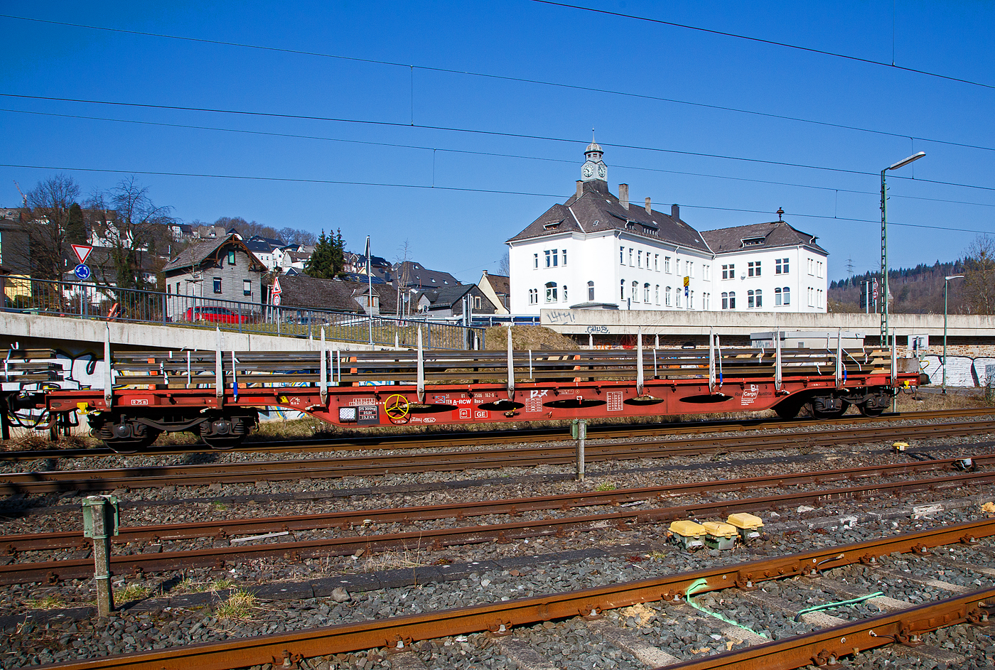 Vierachsiger Drehgestell-Flachwagen, mit Stirnwandklappen und Drehrungen, ohne Seitenklappen, 31 81 3506 162-6 A-RCW, der Gattung Rns-z, der Rail Cargo Austria (zur ÖBB), im Zugverband am 23.03.2021 bei der Zugdurchfahrt in Niederschelden (Sieg), hier beladen mit Schienen.

TECHNISCHE DATEN: 
Spurweite: 1.435 mm (Normalspur)
Anzahl der Achsen: 4 (in 2 Drehgestellen)
Länge über Puffer:  22.350 mm
Drehzapfenabstand:  16.810 mm
Achsabstand im Drehgestell: 1.800 mm
Länge x Breite der Ladefläche: 21.000 mm  x 2.630 mm
Höhe der Ladefläche von SOK: 1.260 mm
Ladefläche: 55,2 m²
Eigengewicht:  25.300 kg
Max. Zuladung: 56,7 t (ab Streckenklasse C), 64,7 t (ab Streckenklasse C)
Max. Geschwindigkeit: 100 km/h beladen / 120 km/h (leer)
Bremse: KE-GP-A (K)
Feststellbremse: Ja
Verwendungsfähigkeit: TEN-GE

Die Bedeutung der Gattungs- und Kennbuchstaben (hier Rns-z): 
R - Drehgestellflachwagen in Regelbauart
n - höchste Lastgrenze über 60 t
s - lauffähig bis 100 km/h
-z - Ladelänge 21 m
