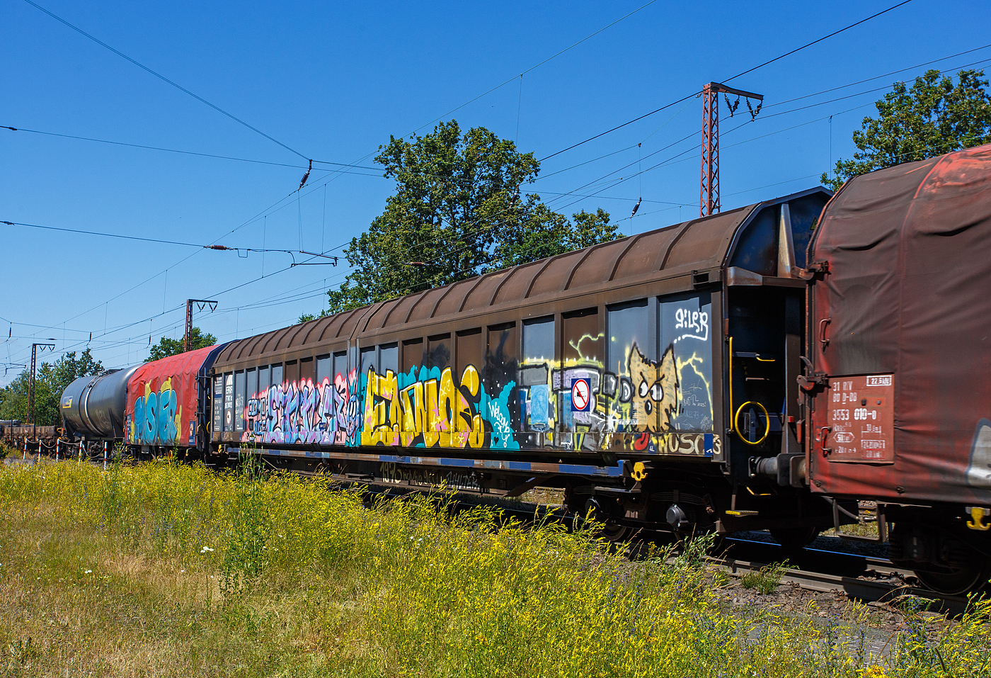 Vierachsiger Drehgestell- Ganzwandwagen (leider sehr beschmiert),  mit verschiebbarem Planenverdeck und mit Rungen, 34 80 4638 399-1 D-ERR, der Gattung Sins 1, der ERR European Rail Rent GmbH (Duisburg), am 28 Juni 2024 im Zugverband bei einer Zugdurchfahrt durch Wilnsdorf-Rudersdorf (Kreis Siegen).

TECHNISCHE DATEN:
Spurweite: 1.435 mm (Normalspur)
Länge über Puffer: 23.270 mm
Drehzapfenabstand: 17.730 mm
Radsatzstand in den Drehgestellen: 1.800 mm
Laufraddurchmesser: 920 mm (neu) 
Ladefläche: 61 m²
Ladevolumen: 166 m³
Ladelänge: 21.980 mm
Ladebreite Wand / Ladehöhe: 2.770 mm / 3.000 mm
Fußbodenhöhe über SO: 1.200 mm 
Eigengewicht: 27.800 kg
Zuladung bei Lastgrenze S: 62,2 t (ab Streckenklasse D)
Max. Geschwindigkeit: 100 km/h 
Kleinster Gleisbogenhalbmesser: R=60 m
Bauart der Bremse: KE-GP (LL)
Bremssohle: IB 116
Verwendungsfähigkeit: RIV / G1

Bedeutung der Gattung Sins:
S = Flachwagen mit Drehgestellen in Sonderbauart
i = Stirnwand fest, Abdeckung beweglich
n = Lademasse bei Lastgrenze C: m > 60 t
s = zugelassen für Züge bis 100 km/h