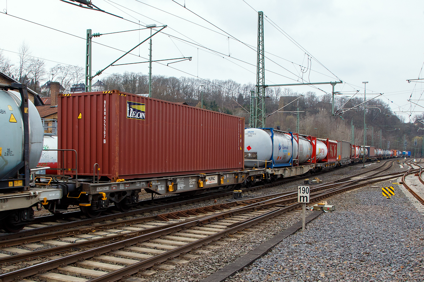 Vierachsiger Drehgestell-Taschenwagen für den Transport von Sattelaufliegern und Container 83 85 4754 781-3 CH-HUPAC der Gattung Sdkmmss der HUPAC Intermodal SA, im Zugverband am 23.03.2021, bei der Zugdurchfahrt in Betzdorf (Sieg), beladen mit einem Container.
 
Dieser Wagen wurden bereits 1984 von Ferriere Cattaneo in Giubiasco (CH) gebaut, er hat schon die Maße von einem T3. Bei diesen Wagen wurden die Stützböcke (Sattelauflagen) entfernt und können eigentlich nur noch für Container oder Wechselbrücken verwendet werden.

TECHNISCHE DATEN:
Spurweite: 1.435 mm
Länge über Puffer: 18.340 mm
Drehzapfenabstand: 13.300 mm
Achsabstand im Drehgestellen: 1.800 mm
Max Ladelänge: 16.600 mm f. Container und Wechselbehälter
Eigengewicht: 20.500 kg 
Max. Zuladung bei Lastgrenze S: 59,5  t (ab Streckenklasse C)
Max. Zuladung bei Lastgrenze SS: 51,5  t (ab Streckenklasse B)
Höchstgeschwindigkeit: 100 km/h (Lastgr. S) / 120 km/h (Lastgr. SS und leer)
Bremse: O-GP-A
Kleinster befahrbarer Gleisbogen: R 75 m
Intern. Verwendungsfähigkeit: Privatwagen