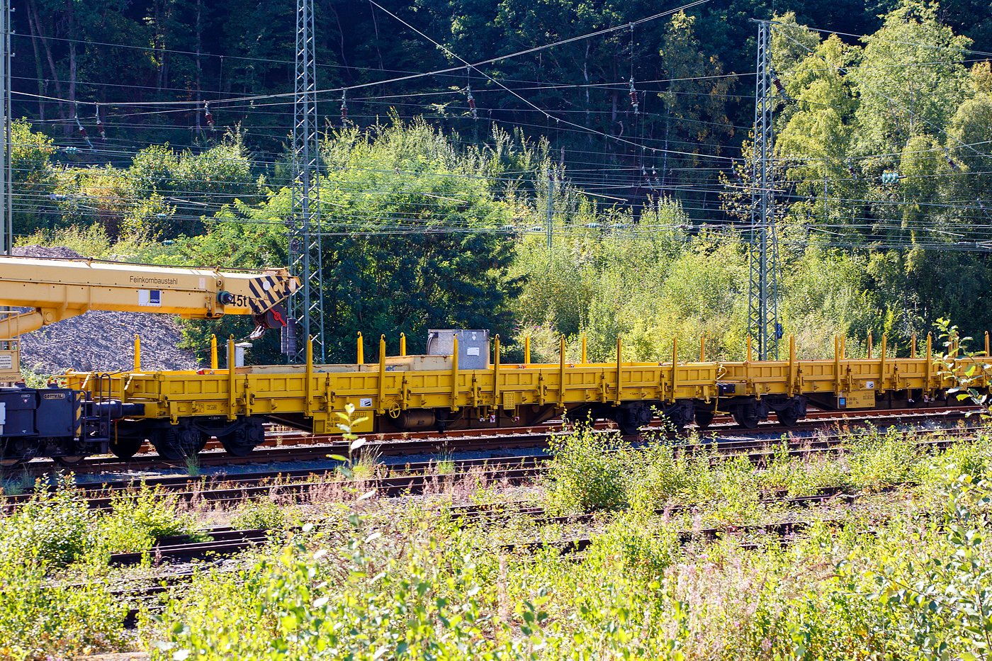 Vierachsiger Drehgestellflachwagen mit klappbaren Seitenborden und Rungen, der Hering Bahnbau GmbH (Burbach), 80 80 3948 001-3 D-HGUI, Gattung Res, als Schutzwagen zum GOTTWALD Gleisbauschienenkran GS 40.08 T, abgestellt am 26 August 2025 im Rbf Betzdorf/Sieg.

TECHNISCHE DATEN: 
Spurweite: 1.435 mm
Länge über Puffer: 19.900 mm
Drehzapfenabstand: 14.860 mm
Achsabstand im Drehgestell: 1.800 mm
Länge der Ladefläche: 18.660 mm 
Ladefläche: 50,5 m
Höchstgeschwindigkeit:  beladen 100 km/h / leer 120 km/h
Eigengewicht: 23.100 kg
Maximale Ladegewicht: 56,5 t (ab Streckenklasse C)
Kleinster bef. Gleisbogenradius: 75 m
Bremse: KE-GP