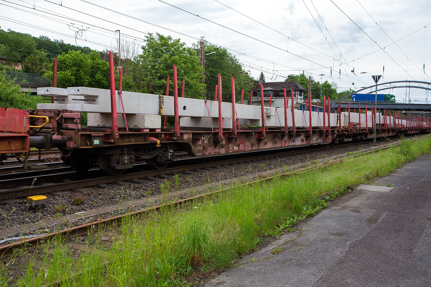 Vierachsiger Drehgestellflachwagen in Regelbauart der DB Cargo AG (ex DB Schenker), 81 80 3507 114-5 D-DB der Gattung Rbns 641, am 21 Mai 2024 beladen mit einem Fertigbetonträger, im Zugverband bei der Zugdurchfahrt in Kreuztal.

Es ist ein Drehgestellflachwagen mit vier Radsätzen, mit Rungen und Stirnwandklappen, jedoch ohne Seitenwandklappen. Der Wagen dient dem Transport von sehr langen Montanerzeugnissen und langen Schnitthölzern. Anders als die Bauart 646.1 besitzt dieser keine 10 Rungenpaare mit Niederbindeeinrichtungen je Längsseite, sondern 12 Drehrungen. Es sind aber am Wagen 10 Niederbindeeinrichtungen (Spannwinden mit Gurt 40 kN Nennbruchkraft) und Bindeösen zur Ladungssicherung vorhanden. Die Bindeösen an den Langträgern sind mit 60 kN und die an den Stirnwandklappen mit 40 kN belastbar. Zum Spannen der Gurte ist für die Spannwinde ein Bedienhebel in Mitte Langträger (Bedienungsseite) abgelegt.

Das geschweißte Untergestell, das aus Stahl der Güte S 355J2G3 (St 52-3) besteht, ist in Wagenmitte im unbelasteten Zustand um 30 mm vorgesprengt und hängt im belasteten Zustand um 25 mm durch. Der Wagenboden zwischen den Ladeschwellen besteht aus 3 mm dickem Riffelblech, der begehbar ist, aber nicht mit der Ladung oder Fahrzeugen belastet werden darf. Nur die in der Mitte nagelbaren Ladeschwellen (16 Stück, 200 mm breit, 100 mm hoch) aus einer Hart-Weich-Holz-Kombination nehmen alle vertikalen Kräfte der Lasten auf.

Für Transportanforderungen, bei denen die Geradheit der Montanerzeugnisse auch nach dem durchgeführten Transport gewährleistet sein muss, können die Verlader bis zu 3 Hilfsladeschwellen zwischen den festen Ladeschwellen auflegen. Die Hilfsladeschwellen dürfen nicht für Einzellasten verwendet werden, müssen sich auf den Obergurten der Langträger abstützen und dürfen das Wagenbodenblech nicht belasten, müssen durch Nutzung der Bohrungen im Obergurt mit Bindedraht gegen seitliches Verrutschen gesichert werden.

Die hochbelastbaren Drehrungen (12 Paare) bestehen aus Spezialstählen und neigen sich im unbelasteten Zustand um ca. 125 mm nach innen. Jede bleibende Verformung der Drehrungen, die durch unsachgemäße Be- und Entladung entsteht, kann nur durch Rungenwechsel behoben werden. Die Stirnwandklappen dienen in senkrechter Stellung der Ladegutsicherung und dürfen in horizontaler Stellung nicht befahren werden. Der Wagen kann mit umgelegten Stirnwandklappen und abgesenkten Stirnwandrungen verkehren (Gleisbögen ≥ 150 m Halbmesser).

TECHNISCHE DATEN 
Gattung: Rbns 641
Länge über Puffer: 26.350 mm
Drehzapfenabstand: 20.050 mm
Achsabstand im Drehgestell: 1.800 mm
Ladelänge: 25.008 mm
Ladebreite: 2.590 mm
Ladefläche: 65,0 m²
Wagenhöhe (Rungenoberkante): 3.350 mm
Wagenbreite: 3.020 mm
Rungenhöhe über OK Ladeschwelle: 2.000 mm
Höhe der Ladeschwellen: 100 mm
Höhe der Ladeschwelle über SOK: 1.350 mm
Höchstgeschwindigkeit: 100 km/h (beladen) 120 km/h (leer)
Max. Ladegewicht: 63,0 t ab Streckenkl. D / DB CM auch 57,0  t / PKP C 52,5 t
Eigengewicht: 26.950 kg
Kleinster bef. Gleisbogenradius: 75 m
Bremse: KE-GP-A (K)
Bremssohle: C810 / Cosid 810 (Komposit-Bremssohle, kurz K-Sohle)
Handbremse: tlw. Fbr
Austauschverfahren: 81 (international durch Sondervereinbarungen mit PKP/51, MAV/55, ÖBB/81, CFL/82, FS/83, NS/84, SBB/85, SNCF/87 und SNCB/88 einsetzbar)
Erstes Lieferjahr/ Baujahr der z. Z. ältesten Wagen: 1997
Bei DB Cargo vorhandene Wagen-Nr.: 81 80 3507 000-7 bis 151-8.

Die Bedeutung der Gattung Rbns:
R = Drehgestellflachwagen in Regelbauart 
b = Ladelänge mindestens 22 m
n = höchste Lastgrenze über 60 t
s = zugelassen für Züge bis 100 km/h (beladen)
641 = Bauartnummer