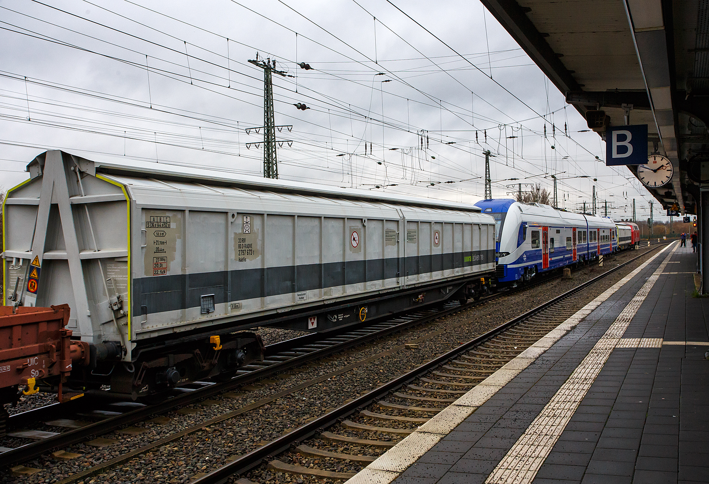 Vierachsiger gedeckter Drehgestell-Großraumschiebewandwagen, 31 80 2797 673-1 D-RADVE, der Gattung Habfis, der RailAdventure GmbH (München) als Kuppelwagen (Kupplungsadapterwagen), am 14 Februar 2024 im Zugverband (SIEMENS Desiro HC Überführung) bei einer Zugdurchfahrt beim Hauptbahnhof Hamm (Westfalen).

Sichere Schnittstelle für Fahrzeuge mit Mittelpufferkupplung:
Geplante Transporte ohne technische Notlage werden im Transportrecht hingegen als Schleppen bezeichnet. Als Beispiel gelten hier Transporte von fabrikneuen Exportfahrzeugen vom Herstellerwerk zu den Seehäfen. In diesen Fällen wird die Verbindung von der Schlepplokomotive und dem zu schleppenden Fahrzeug mittels eines Kupplungsadapterwagens realisiert. Diese speziellen Fahrzeuge sind an einem Wagenende mit zur Lokomotive kompatiblen Puffern und Zughaken ausgerüstet und am anderen Wagenende mit einer zum geschleppten Zug passenden Mittelpufferkupplung. Kupplungsadapterwagen stellen daher die sichere Schnittstelle zwischen zwei Fahrzeugen mit unterschiedlichen Kupplungssystemen dar. RailAdventure hält für seine Kundenaufträge zum Schleppen von Zügen eine Flotte von Kupplungsadapterwagen vor. Für Probefahrten ist ein Teil der Wagenflotte bis 220 km/h ausgelegt.

Die RailAdventure Kupplungsadapterwagen ermöglichen das variable Einstellen verschiedenster Kupplungshöhen über Schienenoberkante. Von der Straßenbahn mit sehr niedriger Kupplungshöhe bis hin zum auf Loco Buggy aufgesetzten Hochgeschwindigkeitszug können somit alle Fahrzeuge gekuppelt werden. RailAdventure hat verschiedenste Kupplungstypen im Bestand, welche an die Kupplungsadapterwagen montiert werden können.

TECHNISCHE DATEN:
Gattung: Habfis 
Spurweite: 1.435 mm
Länge über Puffer : 21.700mm
Drehzapfenabstand: 16.660 mm
Achsabstand im Drehgestell: 1.800 mm
Eigengewicht: 27.200 kg
Ladelänge: 20.440 mm
Ladefläche: 50,0 m²
Max. Zuladung: 52,8 (Streckenklasse C)
Max. Geschwindigkeit: 100 km/h (beladen) 
Kleinster befahrbarer Gleisbogen: R 50 m
Bremse: KE-GP (LL)
Bremssohle: IB 116
Intern. Verwendungsfähigkeit: RIV