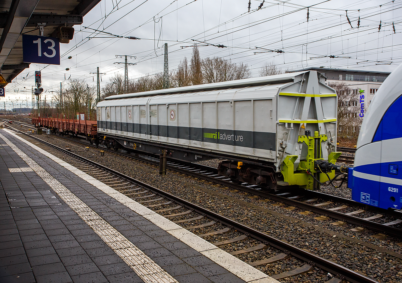 Vierachsiger gedeckter Drehgestell-Großraumschiebewandwagen, 31 80 2797 673-1 D-RADVE, der Gattung Habfis, der RailAdventure GmbH (München) als Kuppelwagen (Kupplungsadapterwagen), am 14 Februar 2024 im Zugverband (SIEMENS Desiro HC Überführung) bei einer Zugdurchfahrt beim Hauptbahnhof Hamm (Westfalen).

Deutlich sieht man die höhenverstellbare Kupplungsaufnahme, es gibt über 100 verschiedene Kupplungstypen in Europa, sowie auch Kupplungshöhen bzw. teilweise werden auch Züge auf „Loco Buggys“ aufgebockt.

Sichere Schnittstelle für Fahrzeuge mit Mittelpufferkupplung:
Geplante Transporte ohne technische Notlage werden im Transportrecht hingegen als Schleppen bezeichnet. Als Beispiel gelten hier Transporte von fabrikneuen Exportfahrzeugen vom Herstellerwerk zu den Seehäfen. In diesen Fällen wird die Verbindung von der Schlepplokomotive und dem zu schleppenden Fahrzeug mittels eines Kupplungsadapterwagens realisiert. Diese speziellen Fahrzeuge sind an einem Wagenende mit zur Lokomotive kompatiblen Puffern und Zughaken ausgerüstet und am anderen Wagenende mit einer zum geschleppten Zug passenden Mittelpufferkupplung. Kupplungsadapterwagen stellen daher die sichere Schnittstelle zwischen zwei Fahrzeugen mit unterschiedlichen Kupplungssystemen dar. RailAdventure hält für seine Kundenaufträge zum Schleppen von Zügen eine Flotte von Kupplungsadapterwagen vor. Für Probefahrten ist ein Teil der Wagenflotte bis 220 km/h ausgelegt.

Die RailAdventure Kupplungsadapterwagen ermöglichen das variable Einstellen verschiedenster Kupplungshöhen über Schienenoberkante. Von der Straßenbahn mit sehr niedriger Kupplungshöhe bis hin zum auf Loco Buggy aufgesetzten Hochgeschwindigkeitszug können somit alle Fahrzeuge gekuppelt werden. RailAdventure hat verschiedenste Kupplungstypen im Bestand, welche an die Kupplungsadapterwagen montiert werden können.

TECHNISCHE DATEN:
Gattung: Habfis 
Spurweite: 1.435 mm
Länge über Puffer : 21.700mm
Drehzapfenabstand: 16.660 mm
Achsabstand im Drehgestell: 1.800 mm
Eigengewicht: 27.200 kg
Ladelänge: 20.440 mm
Ladefläche: 50,0 m²
Max. Zuladung: 52,8 (Streckenklasse C)
Max. Geschwindigkeit: 100 km/h (beladen) 
Kleinster befahrbarer Gleisbogen: R 50 m
Bremse: KE-GP (LL)
Bremssohle: IB 116
Intern. Verwendungsfähigkeit: RIV
