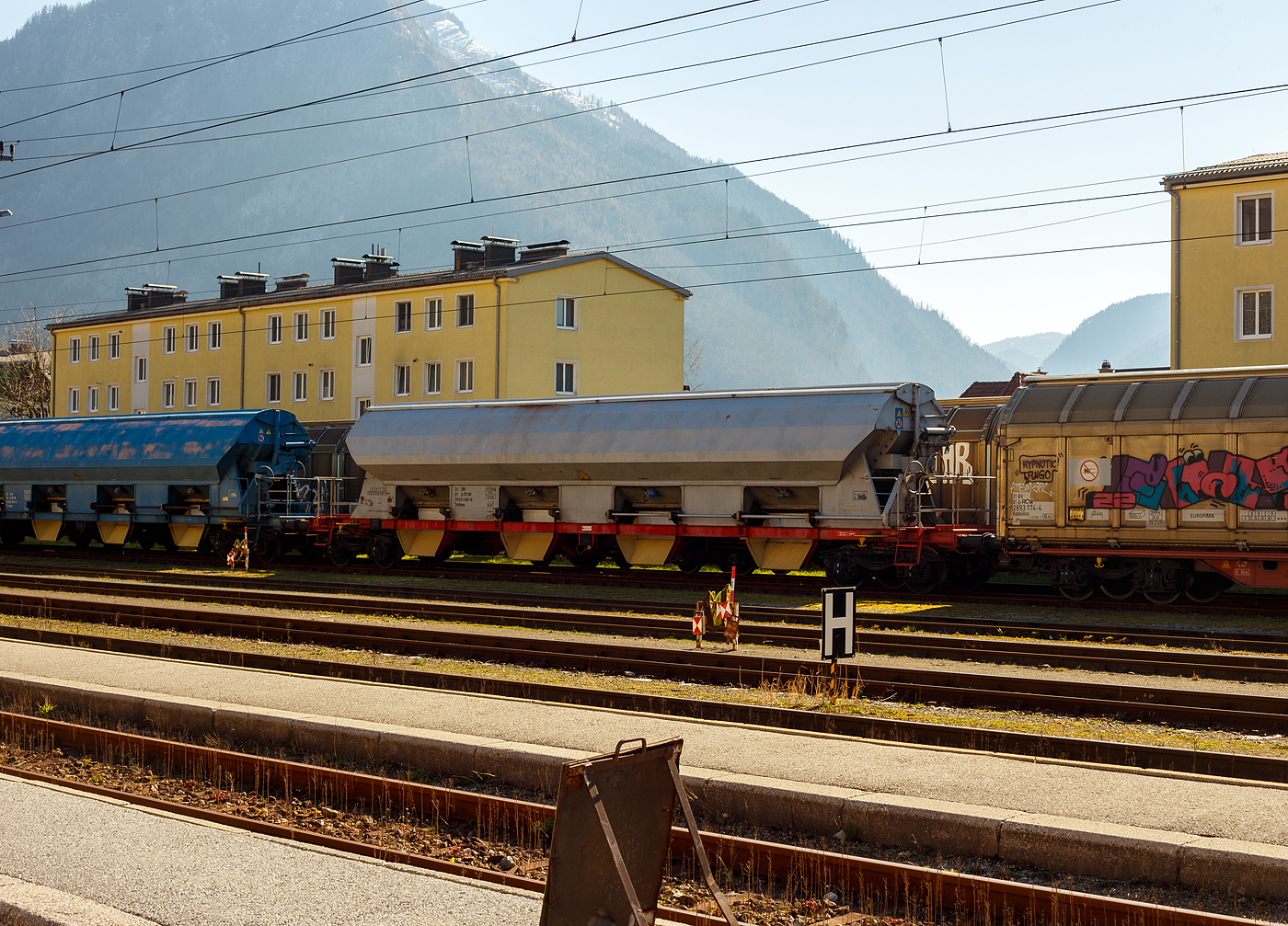 Vierachsiger gedeckter Drehgestell-Schüttgutwagen mit öffnungsfähigem Dach und dosierbarer Schwerkraftentladung, speziell für den Transport von Lebensmitteln, 31 81 0939 088-6 A-RCW der Gattung Tadnps, der Rail Cargo Austria (zur ÖBB), abgestellt am 03 April 2025 im Bahnhof Ebensee am Traunsee an der Salzkammergutbahn. Das Einsatzgebiet dieser Wagen (0939 001 – 098) ist Salz, was ja auch zu den Lebensmitteln gehört. Seine wirtschaftliche Existenz verdankt die Gemeinde Ebensee am Traunsee der Salzproduktion. In Ebensee ist die Salinen Austria AG ansässig. 

TECHNISCHE DATEN:
Spurweite: 1.435 mm (Normalspur)
Länge über Puffer: 21.640 mm
Drehzapfenabstand: 16.600 mm
Achsanzahl: 4
Achsabstand im Drehgestell: 1.800 mm
Laufraddurchmesser: 920 mm (neu)
Beladeöffnung: 16.800 x 1.200 mm
Eigengewicht: 26.560 kg
Höchstgeschwindigkeit: 100 km/h (beladen) / 120 km/h (leer)
Maximales Ladegewicht: 63,4 t ab Streckenklasse D
Kleinster bef. Gleisbogenradius: 75 m
Rauminhalt: 80,0 m³
Bremse: KE-GP-A (LL)
Intern. Verwendungsfähigkeit: RIV
Besonderheiten: Unterkante der festen Auslaufrutsche 400mm über SOK, 1.000 mm von Gleismitte, Breite 1.050 mm. Mittelentleerung deaktiviert, ein Rüttelmotor je Trichter.

Die Bedeutung der Gattungs- und Kennbuchstaben (hier Tadnps):
T - Wagen mit öffnungsfähigem Dach 
a - mit vier Radsätzen
d - mit Schwerkraftentladung, dosierbar, wahlweise zweiseitig, hochliegend
n - mit vier Radsätzen höchste Lastgrenze über 60 t
p - mit Schwerkraftentladung, dosierbar, mittig, hochliegend
s - Höchstgeschwindigkeit 100 km/h (beladen)