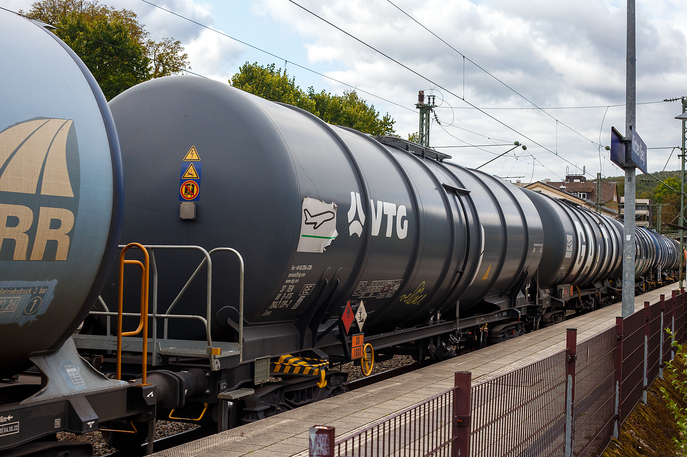 Vierachsiger großvolumiger 98 m³-Drehgestell-Kesselwagen (Mineralöl-Kesselwagen 98 m³) 37 80 7843 139-2 D-VTG der Gattung Zans, der VTG Rail Europe GmbH (Hamburg), laut Gefahrguttafel/Warntafel 30/1863 beladen mit Düsenkraftstoff (auch bekannt als Kerosin bzw. leichtes Petroleum) hier laut Anschrift mit der Sorte Jet A-1 (NATO Code F-35), am 14 September 2024 im Zugverband bei der Zugdurchfahrt in Kirchen (Sieg).

Besonderheiten:
Gewichts- und Volumenoptimierter 98 m3 Mineralölkesselwagen für den Transport von Flüssigkeiten der RID-Klasse 3 (leichte, brennbare Flüssigkeiten mit einer Dichte ab 0,7 t/m³). Ebenfalls für Flüssiggüter der RID-Klassen 6, 8 und 9 verwendbar.Gewichtseinsparung von 1,7 t im Vergleich zu den VTG 95 m³ Mineralöl-Kesselwagen. Dieser Typ kann durch den Einbau eines Steigrohrs und einer Beschichtung zu einem Chemiewagen umfunktioniert werden.

TECHNISCHE DATEN:
Spurweite: 1.435 mm (Normalspur)
Achsanzahl: 4 (in 2 Drehgestelle)
Länge über Puffer: 16.400 mm
Drehzapfenabstand: 10.860 mm
Drehgestelle: Y25 Ls-K (1xBgu)
Achsabstand im Drehgestell: 1.800 mm
Laufraddurchmesser:  920 mm (neu) / 840 mm (abgenutzt)
Eigengewicht: 22.680 kg
Tankinhalt: 98.039 l
Max. Ladegewicht: 67,3 t (Streckenklasse D) 
Höchstgeschwindigkeit: 100 km/h (beladen) / 120 km (leer)
Kleinster befahrbarer Gleisbogen: R 35 m
Bremse: KE-GP (K)
Handbremse: bodenbedienbar
Intern. Verwendungsfähigkeit: TEN GE / G1

Tankcode: L 4 BH
Zul. Betriebsüberdruck: 3,0 bar
L= Tank für Stoffe in flüssigem Zustand (flüssige Stoffe oder feste Stoffe, die in geschmolzenem Zustand zur Beförderung aufgegeben werden)
4= zutreffender Mindestprüfdruck in bar
B = Tank mit Bodenöffnungen mit 3 Verschlüssen für das Befüllen oder Entleeren 
H = luftdicht verschlossener Tank
Tankaußenabmessung: Ø 3.000 mm x 14.460 mm lang (Mantel 6,3 / Böden 6,8 mm dick
Restentleerung: Für die Restentleerung ist der Tank je zur Mitte um 1° geneigt
Werkstoff Tank: Feinkornbaustahl P355N (StE 355)

Das Transportgut Kerosin / Jet A-1 (NATO Code F-35):
Heute wird in der internationalen zivilen Luftfahrt mit Ausnahme der USA fast ausschließlich die Spezifikation Jet A-1 (entspricht der militärischen Bezeichnung JP-1A) mit etwas niedrigerem Gefrierpunkt (−47 °C), aber identischem Flammpunkt und Siedebereich wie Jet A als Flugturbinenkraftstoff verwendet. Der NATO-Code ist F-35. Jet A-1 hat eine Dichte zwischen 0,775 bis 0,825 kg/dm³, einen Flammpunkt von +38 °C und einen Gefrierpunkt von −47 °C.

Quellen: Anschriften und Datenblatt VTG
