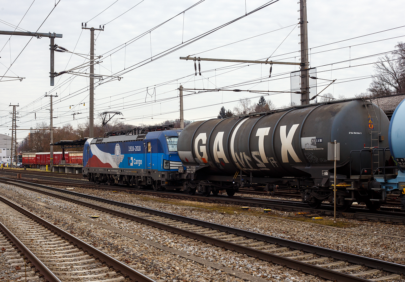 Vierachsiger gro�volumiger Drehgestell-Kesselwagen mit Bremserb�hne (Mineral�l-Kesselwagen) 37 84 7841 844-5 D-ERR der Gattung Zacns, GATX Rail Austria GmbH, laut Gefahrguttafel/Warntafel 30/1202 beladen mit Diesel oder Heiz�l, eingereiht im Zugverband hinter der ČD Cargo 383 009-8 bei der Zugdurchfahrt im Bahnhof Attnang-Puchheim (A) am 14 Januar 2025.