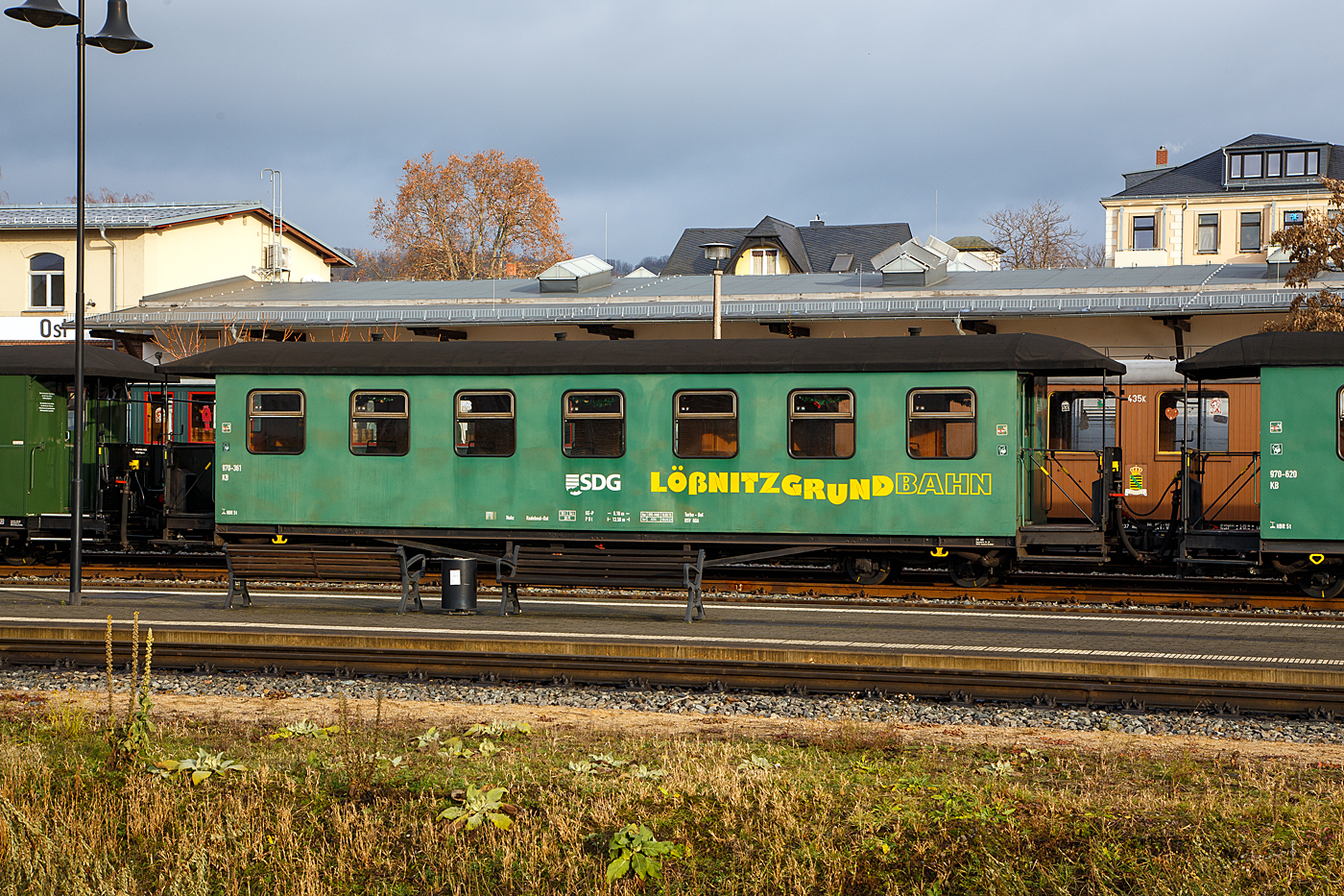 Vierachsiger modernisierter 750 mm-Schmalspur 2.Klasse Personenwagen mit offenen Plattformen und Tonnenholzdach, SDG 970-361 (ex DB 970-361, ex DR 970-361), der Gattung KB4, der SDG - S�chsische Dampfeisenbahngesellschaft mbH abgestellt im Zugverband am 07.12.2022 beim Schmalspur-Bahnhof Radebeul Ost (L��nitzgrundbahn).

Der Wagen wurde 1913 von der Waggon- und Maschinenfabrik Aktien-Gesellschaft vorm. Busch in Bautzen f�r die S�chsischen Staatseisenbahnen (K.S�chs.Sts.E.B.)  gebaut. Die �lteren Nummern der Deutsche Reichsbahn (1950 - 1958) 7.xxxx, der Deutsche Reichsbahn Gesellschaft / DR (1927 - 1950) K 3xx, sowie der K�niglich S�chsische Staatseisenbahnen (1913 – 1927) xxx K, sind mir leider unbekannt.

TECHNISCHE DATEN:
Spurweite: 750 mm
Anzahl der Achsen: 4
L�nge �ber Puffer: 13.500 mm
Drehzapfenabstand: 8.100 mm
Eigengewicht: 10 t
Sitzpl�tze: 38 (in der 2. Klasse)
Bremse: KE-P 