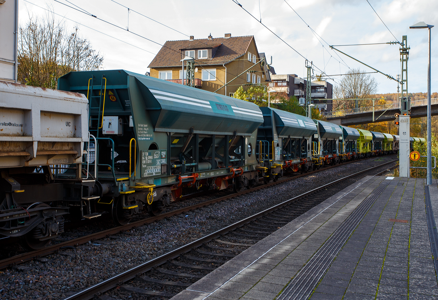Vierachsiger offener Drehgestell-Schüttgutwagen mit Schwerkraft Entladung (Selbstentladewagen), 37 84 6985 001-0 NL-ORWU, der Gattung Faccns, der On Rail Gesellschaft für Eisenbahnausrüstung und Zubehör mbH (Mettmann), eingestellt in den Niederlanden, am 04 November 2025 eingereiht im Zugverband bei einer Zugdurchfahrt im Bahnhof Kirchen/Sieg.

Der 4-achsige Wagen der Gattung Faccns mit einem G1 Lichtraumprofil und reduzierter Länge wird für den Transport von Schüttgütern, wie z.B. Kies, Splitt und Schotter eingesetzt. Die Auslaufschächte (Rutschen) können variabel eingestellt werden. So kann der Trichterinhalt sowohl neben den Schienen, als auch direkt zwischen den Schienen entladen werden. Die Entladung erfolgt per Schwerkraft, die Schieber werden über pneumatische Zylinder geöffnet. Das Ladevolumen beträgt 53 m³.

TENISCHE DATEN:
Spurweite: 1.435 mm (Normalspur)
Länge über Puffer: 14.000 mm
Drehzapfenabstand: 9.200 mm
Achsabstand im Drehgestell: 1.800 mm
Laufraddurchmesser: 920 mm (neu)
Äußere Breite: 3.125 mm
Höhe über S.O.: 4.098
Laderaum: 53 m³
Entladeklappen: 4
Entladesystem: pneumatisch
Höchstgeschwindigkeit: 100 km/h (beladen) / 120 km/h (leer)
Eigengewicht: 21.240 kg
Maximales Ladegewicht: 68,7 t (ab Streckenklasse D4)
Bauart der Bremse: KE-GP-A (K)
Bremssohle: Cosid 810
Kleinster bef. Gleisbogenradius: R 75 m
Handbremse: an einem Drehgestell
Intern. Verwendungsfähigkeit: TEN-GE (G1)
