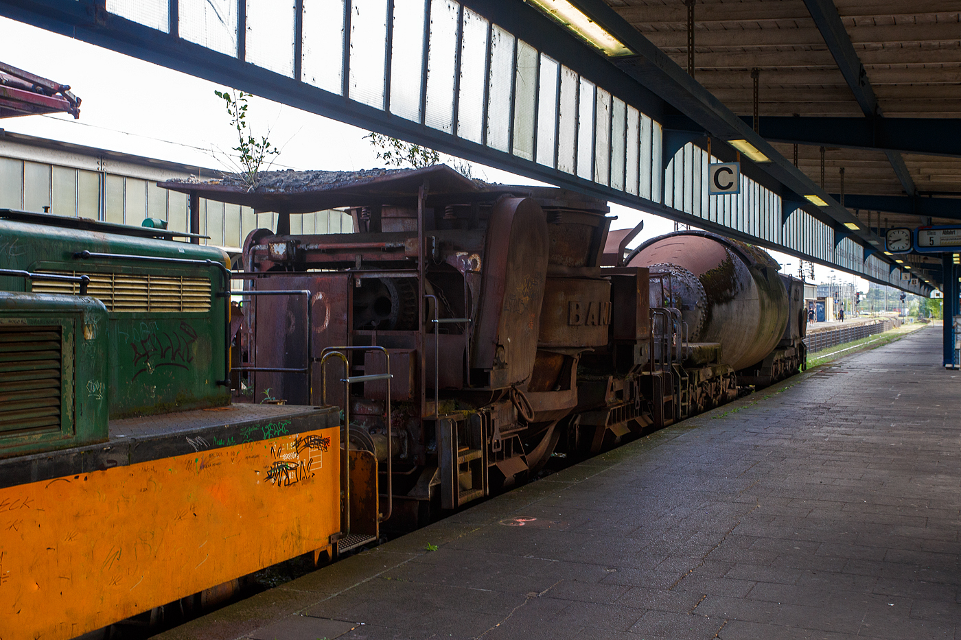 Vierachsiger Schlackenwagen Nr. 50 (Pfannenwagen zum Transport von flüssiger Schlacke) vom Hersteller BAMAG (Berlin-Anhaltische Maschinenbau Aktiengesellschaft) am 24 Juni 2025 beim Hauptbahnhof Oberhausen am Museumsbahnsteig/-gleis. Der Wagen wurde vermutlich auf der Henrichshütte in Hattingen (Ruhr) verwendet. 

Bereits an der massiven und schweren Bauweise sieht man den Fahrzeugen den Verwendungszweck Montanindustrie an. Solche Wagen sind in der Regel nur innerhalb der Stahlwerke im Einsatz, man sieht sie nicht auf den Gleisen der Staatsbahnen.

In Stahlwerken werden solche Wagen für den Transport von Schlacke verwendet. Vor allen bei der Roheisenerzeugung (Eisenverhüttung mittels Hochöfen) fällt sehr viel Schlacke an, aber auch bei der weiteren Stahlerzeugung/-verhüttung. Die flüssige und heiße Schlacke wird u.a. beim Abstich des Hochofens in die Pfanne des Wagens geleitet. Dann wird der Zug mit mehreren Schlackenwagen an die entsprechende Schlackengrube gefahren wo die noch flüssige ausgekippt wird. Nach dem erkalten wird dann die Schlacke mit Radladern o.ä. verlanden und auf die Schlackenhalde verbracht. Dies ist dann der typische Schlackensand oder auch Hüttensand genannt. Hier in der Region dem Siegerland waren viele Hochöfen in Betrieb, heute erinnern meist nur noch die Schlackenhalden daran. Unteranderem auch in Herdorf. 
