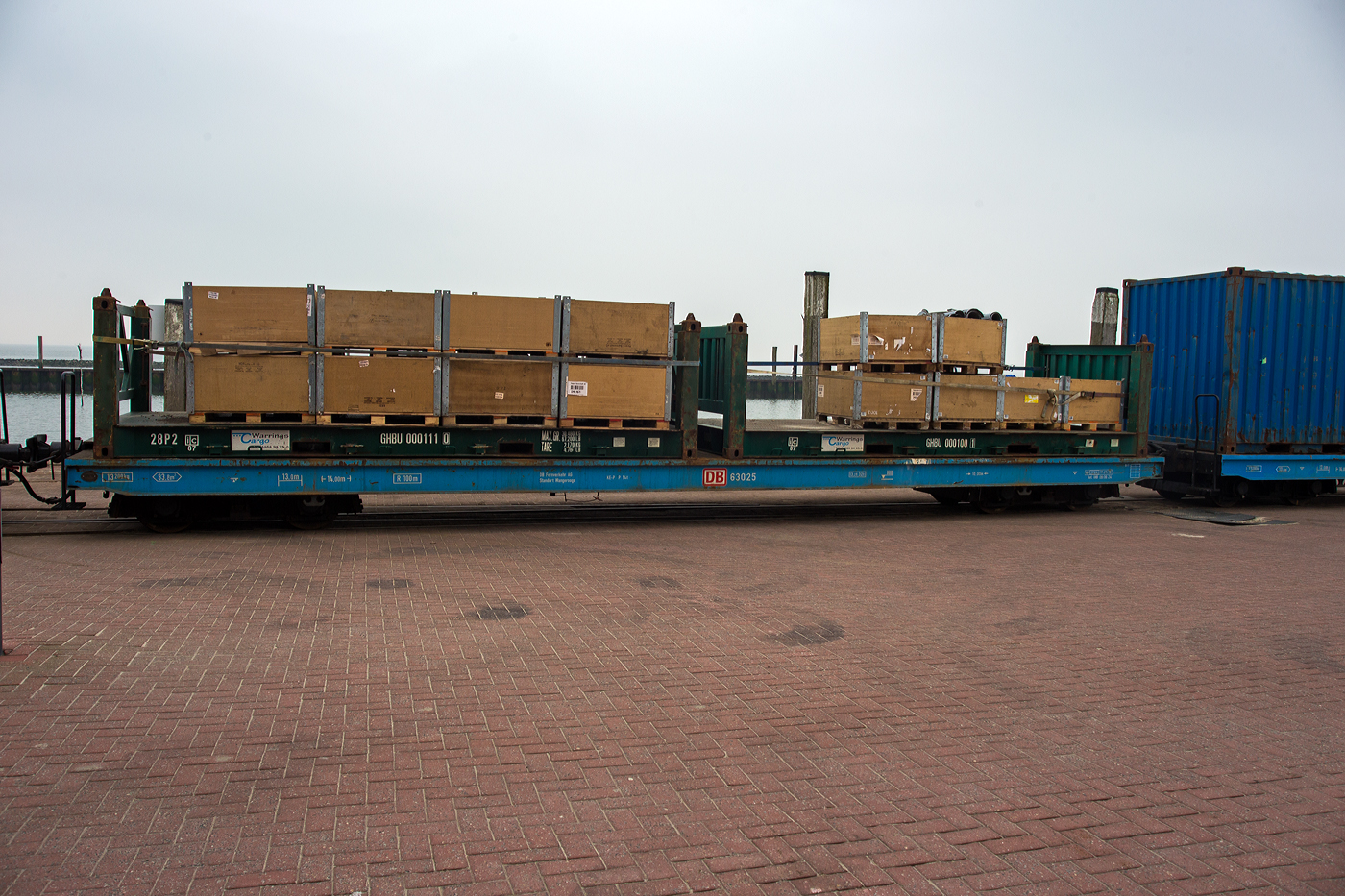 Vierachsiger schmalspuriger Flachwagen DB 63 025 der DB Fernverkehr AG (Wangerooger Inselbahn / SIW - Schifffahrt und Inselbahn Wangerooge) beladen mit 20“-Container-Rahmen, am 12 M�rz 2024 eingereiht in einen G�terzug am Westanleger der friesischen Insel Wangerooge.

Der Wagen wurde vom Dampflokwerk Meinigen unter der Fabriknummer 11 gebaut.

TECHNISCHE DATEN:
Spurweite:  1.000 mm (Meterspur)
L�nge �ber Puffer: 14.000 mm
Drehzapfenabstand: 10.000 mm
L�nge der Ladefl�che: 13.000 mm
Breite: 2.600 mm
Ladefl�che: 33,8 m�
Kleinster befahrbarer Gleisbogen: R 100 m
Bremse: KE-P