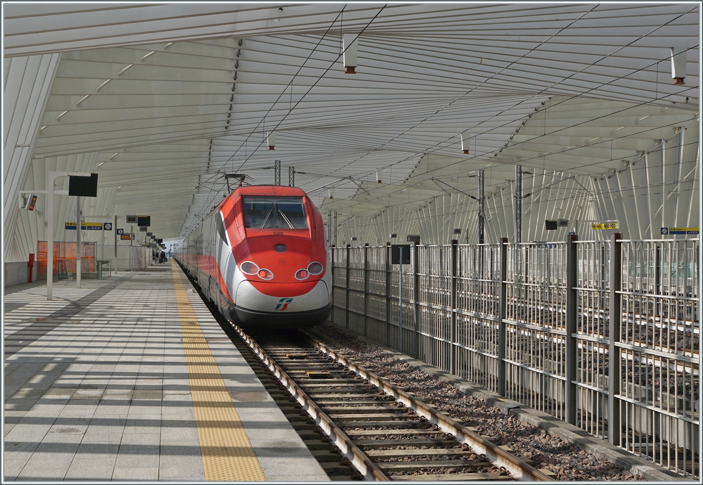 Vom selben Motiv, diesmal mit etwas mehr Bahnhof als weitere Variante: Der FS Trenitalia ETR 500 037 macht auf seiner Fahrt nach Milano einen kurzen Halt in Reggio Emilia AV.
Der formschöne Bahnhof wurde vom bekannten Architekt Santiago Calatrava.

14. März 2023