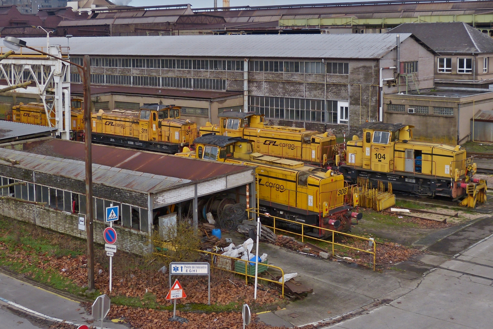 Von dem seit kurzem er�ffneten V�lodukt in Esch Belval, konnte ich diese Loks der CFL Cargo in der Abstellung im Bild festhalten. 01.2023