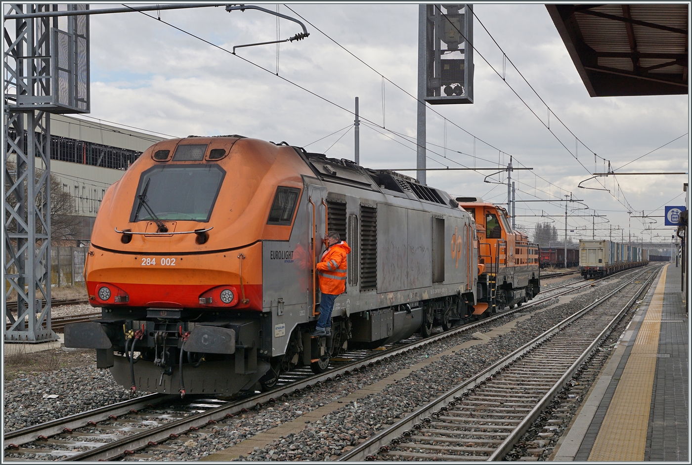 Von der Dinazzano Pò (DPO) Eurolight D 284 002 (UIC 92 83 2284 002-8 I-DPO) geschoben, wird die D 744 006 (UIC 92 83 2744 006-3 IT-DPO) in Reggio Emilia rangiert.

14. März 2023