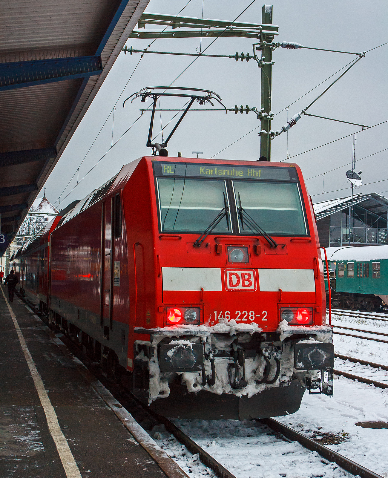 Von Offenburg fuhren wir am 08.12.2012 mit dem RE 4705 durch den Schwarzwald nach Konstanz, gezogen von der 146 228-2 (91 80 6146 228-2 D-DB) der DB Regio Baden-Württemberg, die Spuren sind an der Lokfront noch gut zusehen. 

Nun steht die Lok mit dem RE 4712 für die Gegenrichtung nach Karlsruhe Hbf bereit. Die BR 146.2 ist eine Bombardier TRAXX P160 AC2 und eine Weiterentwicklung der 146.0. Die Nennleistung (Dauerleistung) beträgt 5.600 kW (7.600 PS) bei einem Dienstgewicht von 84 t hat sie eine Höchstgeschwindigkeit 160 km/h.