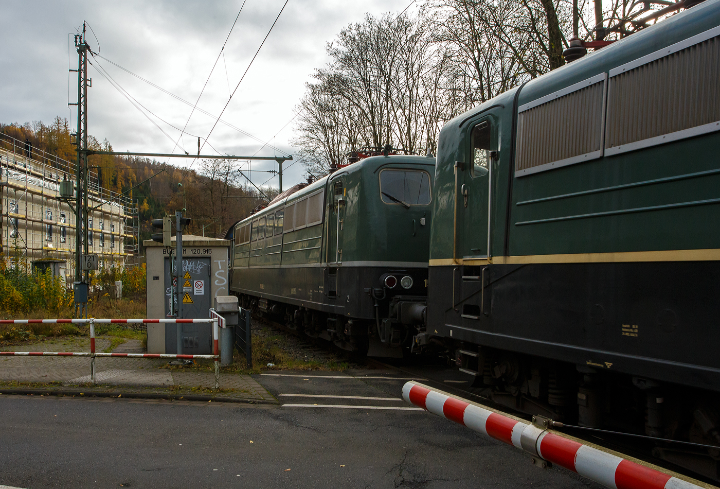 Vor dem sogenannten  Henkelzug  (Langenfeld/Rhld. nach Gunzenhausen) gleich drei Loks der BR 151 der BayernBahn GmbH (Nördlingen). Geführt von der 151 073-4 (91 80 6151 073-4 D-BYB) in ozeanblau/beige, dahinter die beiden kalten, jeweils in der ursprünglichen Farbgebung chromoxidgrün, 151 038-7 (91 80 6151 038-7 D-BYB) und die 151 016-3 (91 80 6151 016-3 D-BYB). 

Die BayernBahn ist übrigens eine Tochtergesellschaft des Bayerischen Eisenbahnmuseums e.V.. Sie besitzt z.Z. 6 dieser mit 5.982 kW leistungsstarken und bis zu 120 km/h schnellen Maschinen der Baureihe 151. Wenn ich hier die Lok in „chromoxidgrün“ sehe, dann fühle ich mich gleich in meine Kindheit zurückversetz. Oft konnte ich sie am Bahnübergang durchfahren sehen. 

Die Lebensläufe der Loks:
Die 151 073-4 wurde 1974 von Henschel in Kassel unter der Fabriknummer 31816 gebaut und in der Farbgebung ozeanblau/beige an die Deutsche Bundesbahn ausgeliefert. Zum 01.01.2017 wurden je 100 sechsachsige elektrische Altbau-Lokomotiven der Baureihen 151 und 155 an den Lokvermieter Railpool verkauft, so auch diese. 2019 wurde die 151er an die BayernBahn GmbH in Nördlingen verkauft. 

Die 151 038-7 wurde 1974 von der Krauss-Maffei AG in München-Allach unter der Fabriknummer 19657 gebaut und in der Farbgebung chromoxidgrün an die Deutsche Bundesbahn ausgeliefert. Von 2012 bis 2018 war sie bei der DB Tochter RBH Logistics GmbH (Gladbeck) dort war sie als RBH 261 (91 80 6151 038-7 D-RBH) unterwegs. Ende 2018 wurde sie an die BayernBahn GmbH in Nördlingen verkauft.

Die 151 016-3 wurde 1973 von der Friedrich Krupp AG in Essen unter der Fabriknummer 5258 gebaut und in der Farbgebung chromoxidgrün an die Deutsche Bundesbahn ausgeliefert. Auch sie wurde zum 01.01.2017 an die Railpool verkauft, im März 2019 wurde sie an die BayernBahn GmbH in Nördlingen verkauft.