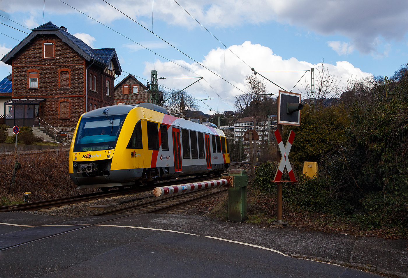 VT 207 ABp (95 80 0640 107-8 D-HEB) ein Alstom Coradia LINT 27 der HLB (Hessische Landesbahn), ex VT 207 der vectus, verl�sst am 19.03.2021 Kirchen/Sieg, in Richtung Betzdorf/Sieg, hier beim B� 121,129. Er f�hrt als RB 90   Westerwald-Sieg-Bahn   die Verbindung Siegen - Betzdorf – Au – Altenkirchen.