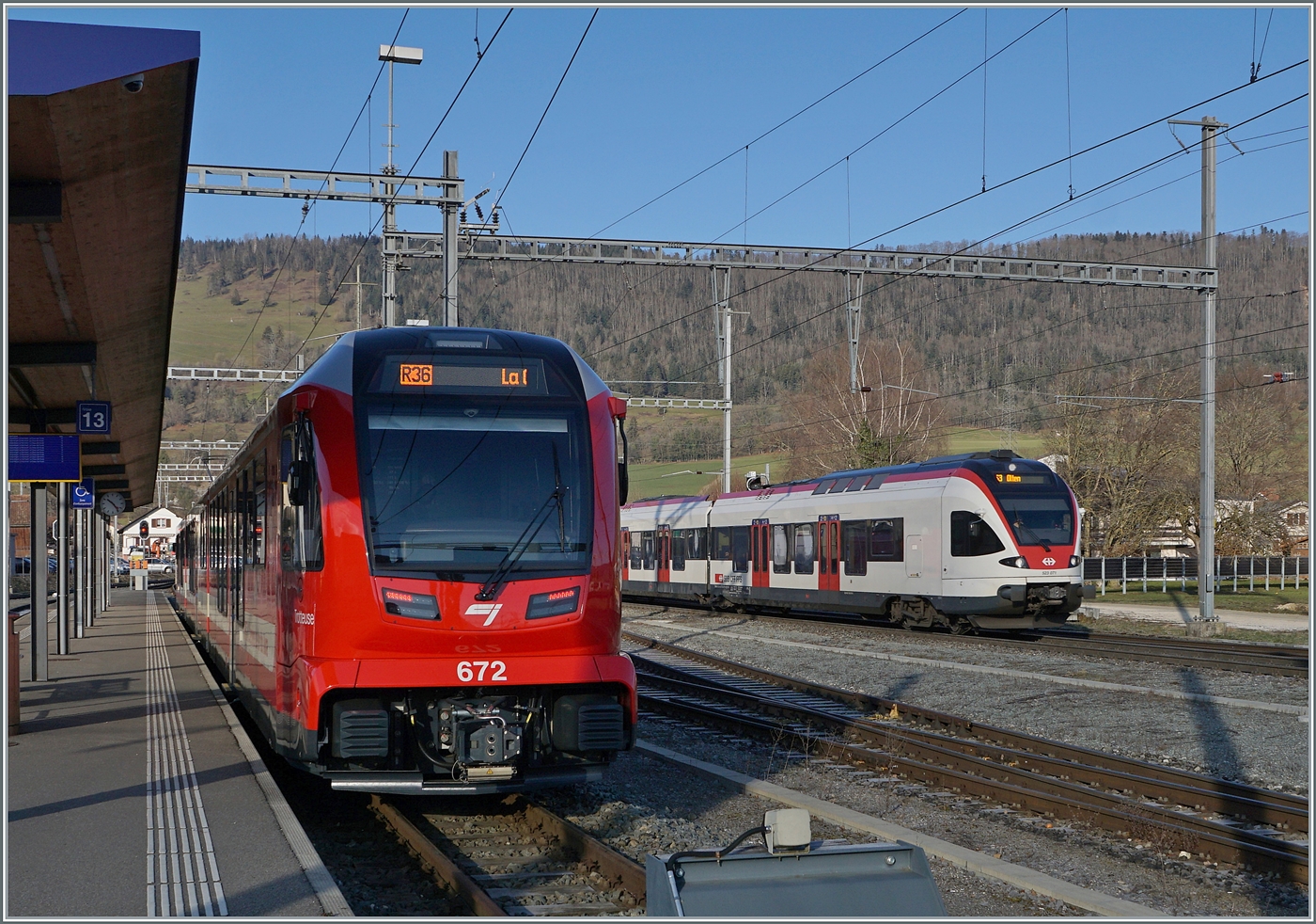Während im Hintergrund der SBB RABe 523 071 nach Olten in Glovelier eintrifft, wartet im linken Bildteil der neue CJ ABe 4/12 672 auf die Rückfahrt nach La Chaux-de-Fonds. 

13. Jan. 2025