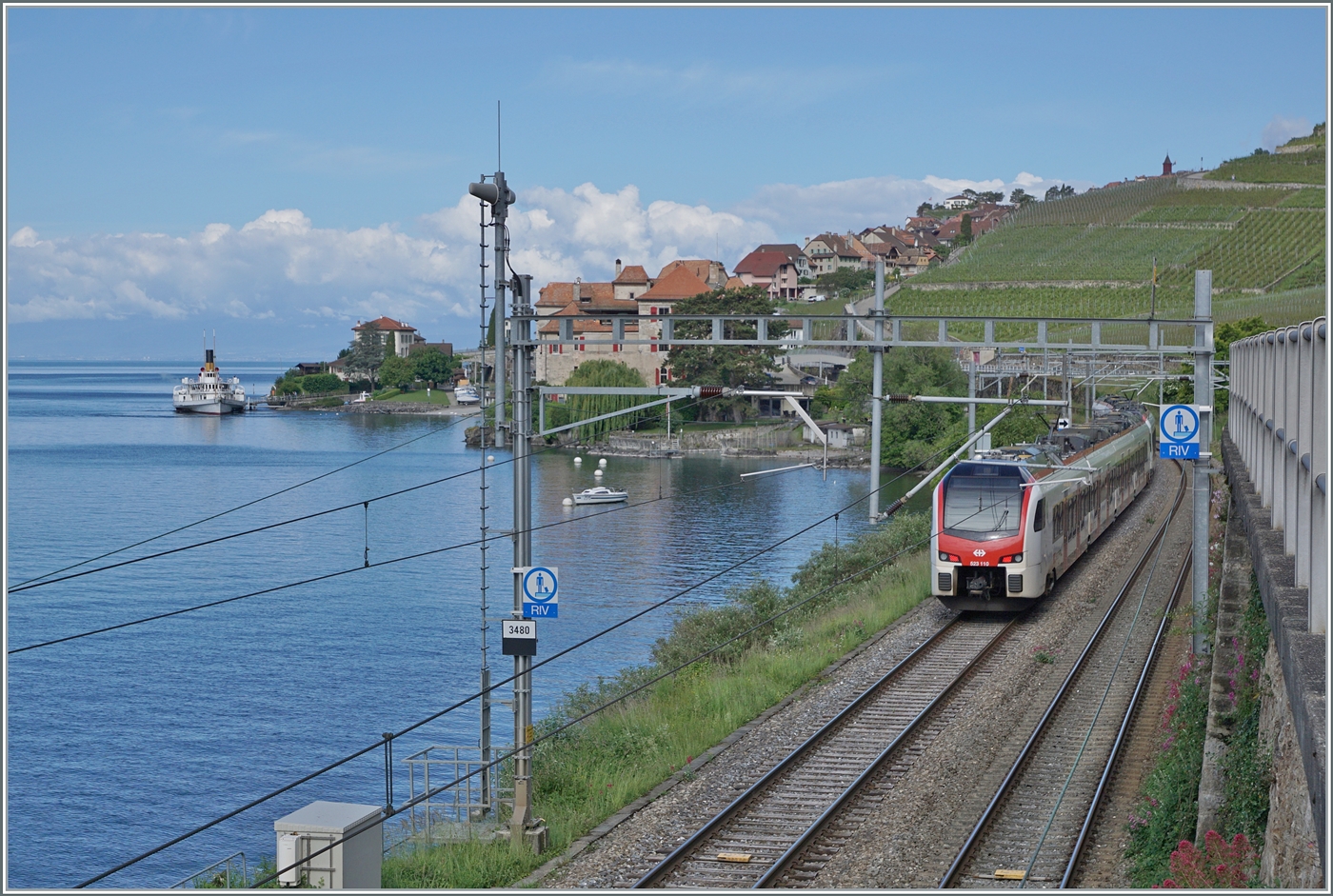Während der SBB RABe 523 110 und ein weiterer bei Rivaz in Richtung Lausanne fahren, legt der CGN Raddampfer  Itailie  an der Schiffsanlegestelle Rivaz St-Saphorin an. 

28. Mai 2024
