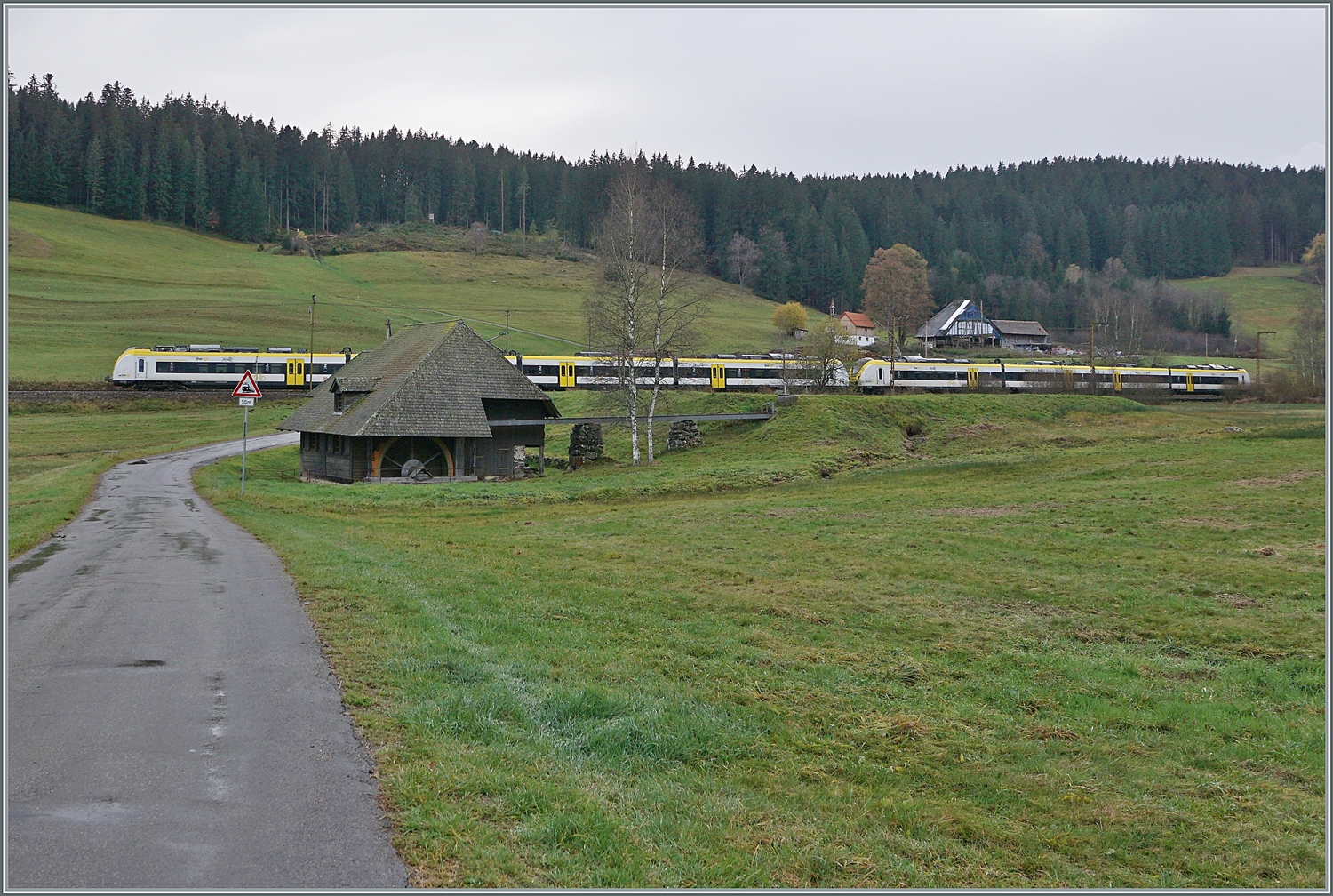 Was will man mehr: eine malerische Schwarzwaldmühle und eine Bahnstrecke gleich dahinter - trotzdem die Bildgestaltung zeigte sich recht komplex, und ich entschied mich schlussendlich für den etwas verdeckten Zug mit der aus Jockels-Mühle (und dem Mühlrad) im Vordergrund. Der Vollständigkeit halber noch die Ortsangabe: Das Bild entstand zwischen Hinterzarten und Titisee (Höllentalbahn). 

14. November 2022