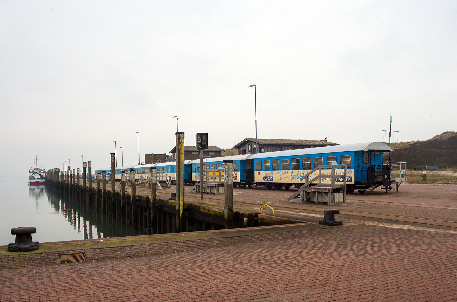 Westanleger Wangerooge am 12 März 2024
Nun sind die Fahrgäste und auch die Gepäckcontainer auf der Fähre MS  Harlingerland ,  die noch hinten am Anleger liegt. Die DB 399 108-0 (98 80 3399 108-0 D-DB) der Wangerooger Inselbahn hatte zur die Fahrgäste und die Gepäckcontainer vom Bahnhof Wangerooge gebracht.
