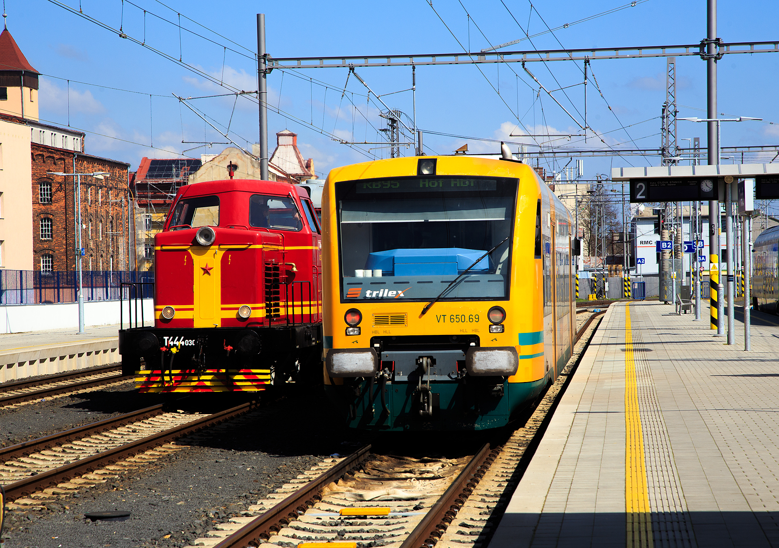 Wie in „alten Zeiten“ der ČSD in der Tschechoslowakei.....
Bahnhof Cheb (Eger) am 21.04.2023, rechts steht der VT 650.69 (95 80 0650 069-7 D-DLB), ein STADLER Regio-Shuttle RS1 der „oberpfalzbahn“, als RB 95 und links kommt das Rotkäppchen („Karkulka“) T 444.030 (heute CZ- ČD 90 54 3 725 030-1) an.
