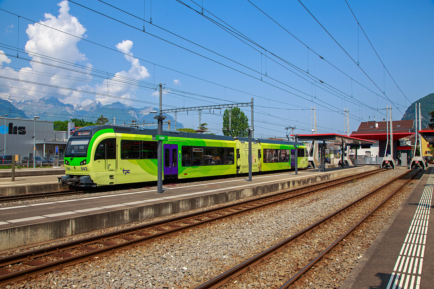 Wie für Stefan, gehören auch für mich die (TPC) AOMC/ACD Beh 2/6 zu den schönsten Stadler SURF Zügen. SURF steht für Série Unifiée Romande pour Réseau Ferré métrique (Einheitliche Serie für das Westschweizer Meterspurige Schienennetz). Diese ab 2015 gebaute meterspurige Triebzüge mit gemischtem Adhäsions- und Zahnradbetrieb gehören zu den Stadler GTW der 4. Generation.

Hier steht der tpc Beh 2/6 543 am 28 Mai 2023 im Bahnhof Aigle zur Abfahrt nach Champéry bereit.

Die Transports Publics du Chablais (TPC) hat im Januar 2014 bei Stadler Rail sieben neue Triebfahrzeuge für den gemischten Adhäsions- und Zahnradbetrieb bestellt, um so den aktuellen und künftigen Herausforderungen im Regionalverkehr zu begegnen. Die Fahrzeuge
verfügen über ein modernes, dynamisches Design und werden hauptsächlich auf den Strecken Aigle-Ollon-Monthey-Champéry
(AOMC) und Aigle–Sepey–Diablerets (ASD) verkehren. Im Zuge dieser Modernisierung wurde im Sommer 2016  die AOMC-Strecke umfassend modernisiert. Dabei wurden die Zahnstangenabschnitte vollständig erneuert und das bisherige Zahnstangensystem Strub durch eine Abt-Zahnstange ersetzt. Ferner wurde die Fahrleitungsspannung von 950 V auf 1500 V erhöht. Somit besitzen alle ab Aigle verkehrenden Strecken der TPC das gleiche Zahnstangensystem und die gleiche Spannung. Der Verkehr kann nun vollständig mit den neu abgelieferten Stadler Beh 2/6 541–547(SURF) abgewickelt werden. Von den bestehenden Triebfahrzeugen der AOMC wurden einzig die beiden im Jahr 2001 gelieferten Doppeltriebwagen Beh 4/8 591–592 an das neue Zahnstangen- und Stromsystem angepasst.

Die hellen und bequemen Fahrgasträume der Stadler Beh 2/6 sind mit moderner Sicherheitstechnik ausgestattet und erfüllen die Erwartungen der Fahrgäste. Der Zug bietet 107 Sitzplätze und variable Multifunktionsabteile in den Einstiegsbereichen, die an die saisonalen Bedürfnisse angepasst werden können. Das vorliegende Triebfahrzeug erfüllt dank seiner hohen Instandhaltungsfreundlichkeit auch die technischen Anforderungen. Mit einem ergonomischen und bequemen Führerraum, der über einen separaten Zugang verfügt, wurden auch die Anforderungen des Triebfahrzeugpersonals berücksichtigt.

Technische Merkmale
Technik
•	Mehrfachtraktion von bis zu drei Zügen möglich
•	Wagenkasten aus Aluminium-Strangpressprofilen für eine höhere Lebensdauer und leichtere Instandhaltung bei gleichzeitig geringerem Fahrzeuggewicht
•	Luftgefederte Drehgestelle sorgen für noch mehr Komfort und eine verbesserte Laufruhe
•	Leistungsstarke elektrische Rekuperationsbremse
•	Modernste Elektronik für die Fahrzeugsteuerung
•	Wassergekühlte Stromrichter mit neuer Technologie
•	Redundante Fahrzeugleittechnik mit Zugbus und Diagnosesystem
Komfort
•	Luftige, helle und einladende Innenräume für die Fahrgäste
•	Ausgezeichnete Sicht durch den gesamten Zug dank der breiten Durchgänge und einem großen Niederfluranteil
•	Multifunktionsabteile an allen Eingängen
•	Zwei Eingänge pro Seite für einen schnellen Fahrgastwechsel
•	Behindertengerechte Zugangsmöglichkeiten
•	Fahrgastinformationssystem im Zug
•	Klimatisierte Fahrgast- und Führerräume
Personal
•	Ergonomisch gestaltete Führerräume
•	Verbesserter Schutz für die Triebfahrzeugführer durch die Stoß absorbierende Frontpartie

TECHNISCHE DATEN:
Fahrzeugbezeichnung: Beh 2/6 der TPC
Anzahl Fahrzeuge: 7
Inbetriebsetzung: 2016
Spurweite: 1.000 mm
Zahnstangensystem: Abt
Achsanordnung: 2' Bo'zz 2'
Länge über Puffer: 39.234 mm
Fahrzeugbreite:  2.650 mm
Fahrzeughöhe: 3.852 mm
Eigengewicht: 54,0 t
Achsstand Motordrehgestell: 2.480 mm
Achsstand Laufdrehgestell: 1.900 mm
Treibraddurchmesser (neu): 876 mm
Laufraddurchmesser (neu): 700 mm
Speisespannung:  
Leistung: 900 kW
Max. Zugkraft Adhäsion: 70 kN
Max. Zugkraft Zahnrad: 100 kN
Anfahrtsbeschleunigung max.1,3 m/s²
Höchstgeschwindigkeit Zahnrad, bei einem Gefälle von 135 ‰ : 24,5 km/h (talwärts) / 40 km/h bergwärts
zulässige Höchstgeschwindigkeit Adhäsion: 80 km/h
Sitzplätze: 93 und 14 Klappsitze in der 2. Klasse  
Stehplätze (4 Pers./m²): 64
Fußbodenhöhe: Niederflur 400 mm / Hochflur  980 mm
Einstiegbreite: 1.300 mm
Kasten-Längsdruckkraft: 800 kN

Quelle: Stadler Rail

Die Zahnrad-GTW der TPC entsprechen weitgehend den GTW der Transports Montreux–Vevey–Riviera (MVR) die so durchgehende Fahrten von Vevey nach Les Pléiades erlauben. Wesentliche Unterschiede sind:
Zahnstangensysteme, Abt bei der TPC und Strub bei der MVR;
Stromsysteme, 1.500 V DC bei der TPC und 950 V DC bei der MVR;
Nur eine Wagenklasse (2. Klasse) bei der TPC.

Geschichte der GTW mit Zahnradantrieb
Nach der Auflösung der Schweizerischen Lokomotiv- und Maschinenfabrik (SLM) im Jahr 1988 konnte Stadler Rail deren Zahnradbahnbereich übernehmen. Als erste GTW mit Zahnradantrieb lieferte Stadler im Jahr 2003 fünf Fahrzeuge an die Ferrocarrils de la Generalitat de Catalunya (FGC) für die Montserrat-Bahn.

Die beiden Achsen des Antriebsmodul sind mit einem kombinierten Zahnrad- und Adhäsionsantrieb ausgestattet. Die kurze Übersetzung ermöglicht das Befahren der 150-‰-Rampen mit nur zwei Triebzahnrädern, beschränkt aber die Höchstgeschwindigkeit im Adhäsionsbetrieb auf 45 km/h. Die beiden Triebdrehgestelle mit dem Zahnrad- und dem abkuppelbarem Adhäsionsantrieb wurden von den Beh 4/8 der Transports Publics du Chablais (TPC) abgeleitet. Die Laufdrehgestelle mit Bremszahnrad für die Zahnrad-GTW der Montserrat-Bahn und die Zermatt-Shuttle BDSeh 4/8 der Matterhorn-Gotthard-Bahn (MGB) wurden als Basisdrehgestell neu entwickelt. Zahnradbremsen, die auf beide Triebzahnräder und auf je eine Achse der beiden Laufdrehgestelle wirken, erlauben bei der Talfahrt auf den Zahnstangenabschnitten eine Geschwindigkeit von 24 statt wie früher 19 km/h. Aus Massegründen wurden besonders leichte Sitze eingebaut und gegenüber den Schmalspur-GTW der ersten der zweiten Generation ein neues Langträgerprofil hergestellt, das auch bei den gleichzeitig gebauten Zermatt-Shuttle der MGB verwendet wurde.Trotz Klimaanlage und moderner Inneneinrichtung kostete ein Zahnrad-GTW der Montserrat-Bahn nur 60 % eines zehn Jahre zuvor von ABB und SLM an den gleichen Kunden gelieferten Zahnrad-Doppeltriebwagen für die Strecke Ribes–Núria.
