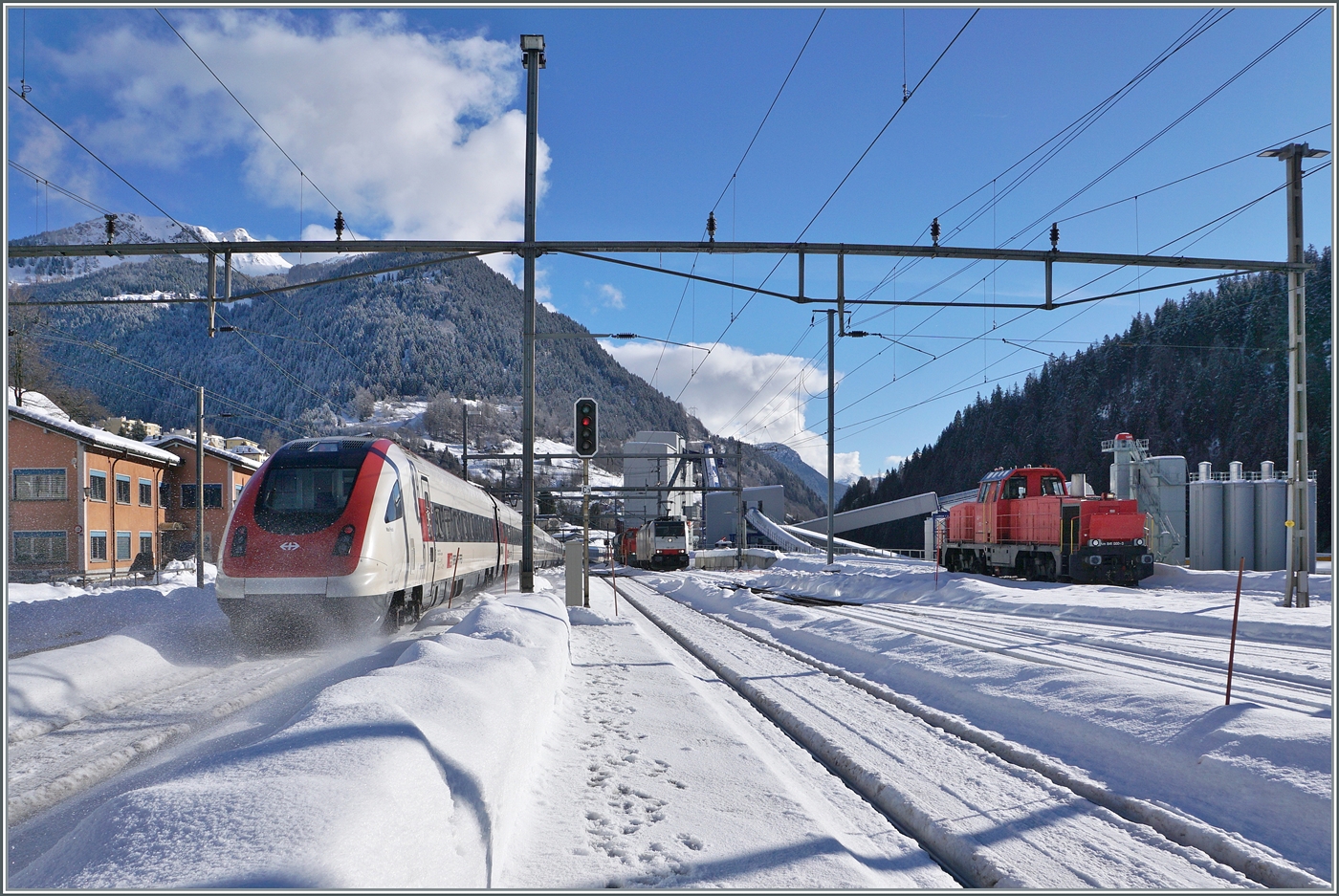 Wie sich die Zeiten ändern: vor ein paar Jahren hätte ich wohl die Nase gerümpft und den in Airolo durchfahrenden ICN nicht fotografiert, heute freue ich mich, dass ich zwischen all den  Giruno  Zügen einen ICN fotografieren kann: Der SBB RABDe 500 006  Johanna Spyri  passiert als IC 2 10865 auf dem Weg von Zürich HB nach Lugano den Höhepunkt seiner Fahrt in Airolo und wird nun durch die Leventina seinem Ziel entgegen fahren. 

21. Januar 2025