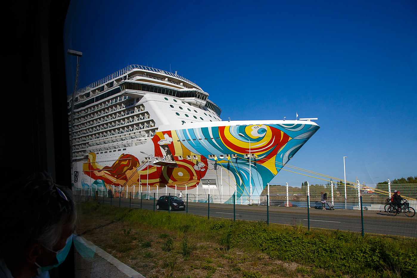 Wir erreichen am 15 Mai 2022 mit Bombardier Talent 2 (BR 442) der S-Bahn Rostock nun den Bahnhof Warnem�nde, bei der Einfahrt staunen wir schon �ber das gewaltige Kreuzfahrtschiff NORWEGIAN GETAWAY der US-amerikanischen Reederei Norwegian Cruise Line Corporation Ltd. (NCL), welches beim Warnem�nde Cruise Center am Pier 8 vom Warnem�nder Passagierkai liegt.