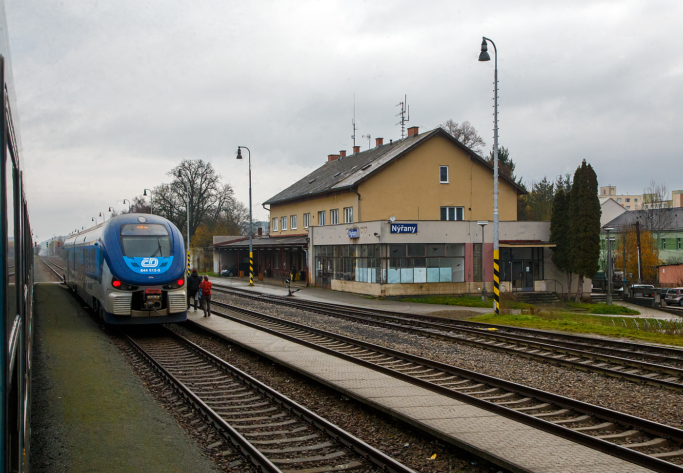 Wir fahren am 24.11.2022 mit dem EC 360 / Ex 6 (Praha – Plzeň - Furth i.W. - Schwandorf – Regensburg – M�nchen) auf der „B�hmische Westbahn“ Bahnstrecke Plzeň–Furth im Wald (S�DC 180) durch den Bahnhof N�řany (N�rschan). Hier steht gerade der „RegioShark“  ČD 844 012-5 (CZ- ČD 95 54 5 844 012-5), ein Dieseltriebzug vom Typ PESA LINK II, als Regionalzug nach Plzeň (Pilsen).