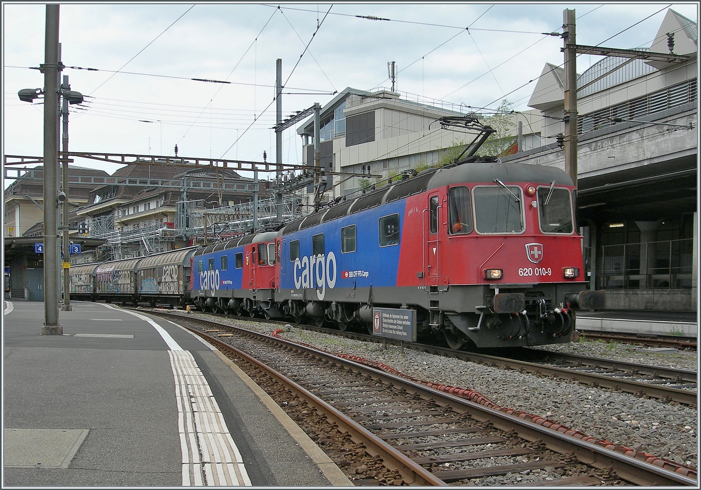 Wohl nur für eine beschränkte Zeit verkehrt der  Sammler  von Lausanne Triage nach RB Limmattal via Brig und Kandersteg mit zwei SBB Re 6/6. In Lausanne warten die beiden SBB Re 6/6 (Re 620 010-9)  Spreitenbach  und die SBB Re 6/6 11667 (Re 620 067)  Bodio  auf die Weiterfahrt.

4. Juni 2025
