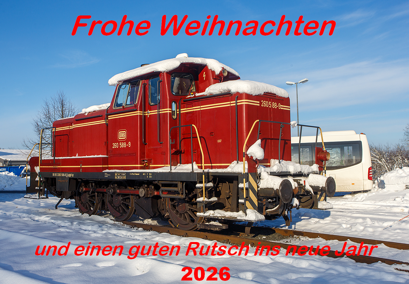 wünsche ich Allen!!!
Gesegnete und besinnliche Festtage. Auf das das neue Jahr Euch Gesundheit, Glück, Erfolg, und Zufriedenheit bringt. Und auf, dass das neue Jahr uns wieder FRIEDEN auf der Welt bringt.
In diesem Sinne Liebe Grüße
Armin

Zum Bildmotiv: Die 260 588-9 alias 360 588-8 (98 80 3360 588-8 D-BBFW) vom Bergische Bahnen Förderverein Wupperschiene e. V. ist am 03 Dezember 2023 (am 1. Advent) auf dem Betriebshof der Westerwaldbahn (WEBA) auf der Bindweide bei Steinebach/Sieg abgestellt.

Die V60 der leichten Ausführung wurde 1960 von Krupp unter der Fabriknummer 4011 gebaut und als V 60 588 an die Deutsche Bundesbahn geliefert. Nach der Umzeichnung 1968 in 260 588-9 und 1987 in 360 588-8 wurde die V60 im Jahr 2002 bei der DB ausgemustert und ging an die EfW-Verkehrsgesellschaft mbH in Frechen, bis sie 2013 zum Bergische Bahnen Förderverein Wupperschiene e. V. kam.
