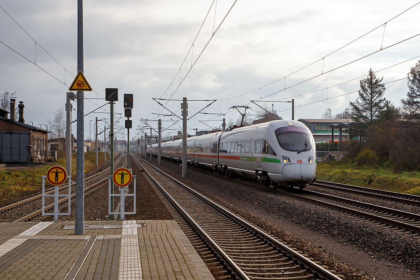 Zwei gekuppelt ICE-T rauschen am 07.12.2022, als ICE 1650 (Dresden Hbf - Wiesbaden Hbf) durch Radebeul Ost. Vorne der fünfteilige ICE T (BR 415) Tz 1505 „Marburg/Lahn“ und hinten der siebenteilige ICE T (BR 411) Tz 1178g „Ostseebad Warnemünde“.

ICE T ist der deutsche Kurvenspezialist, er verfügt über eine spezielle Neigetechnik und wurde 1999 in Betrieb genommen. Er ist mit einer besonderen Technik konzipiert, um auf kurvenreichen Strecken den Wagenkasten ähnlich wie ein Motorradfahrer auf die Seite neigen zu können. Den ICE T gibt es in zwei Varianten: als Fünf- und als Siebenteiler, welche aber miteinander gekuppelt und als Doppelzug gefahren werden können. Die fünfteilige Variante der Baureihe 415 beinhaltet ein Bordbistro und die siebenteilige Variante der Baureihe 411 zusätzlich noch einen Restaurantbereich. Am Anfang und Ende jedes ICE T bietet ein spezielles Abteil, das durch eine Glaswand vom Lokführer getrennt ist, die Möglichkeit diesem über die Schulter zu schauen.

Im Dezember 2013 wurde ein Modernisierungsprogramm für die ICE T-Flotte gestartet. Neben einer neuen Außenlackierung sowie neuen Teppichböden wurden die ICE T-Züge als einige der ersten Züge in Deutschland mit dem europaweiten Zugsicherungssystem ETCS (European Train Control System) ausgestattet. Damit kann die ICE T-Flotte beispielsweise auf der neugebauten Schnellfahrstrecke Halle/Leipzig - Erfurt eingesetzt werden, welche bis zu 50 Minuten Reisezeit einspart (wenn es dann fuktioniert). Zudem fährt der ICE T nach Österreich und ermöglicht so zum Beispiel Direktverbindungen zwischen Frankfurt und Wien.

Zahlen, Daten, Fakten:
Betriebsaufnahme: 1999 
Zugkonzept: Triebwagenzug, Kuppelbare Zugeinheiten 
Zahl der Züge: 70 
Zahl der Wagen pro Halbzug: 5 (BR 415) bzw. 7 (BR 411)
Zuglänge: 133 m bzw. 185 m 
Antrieb: Elektrisch, Unterflur-Antrieb 
Zugelassene Höchstgeschwindigkeit: 230 km/h 
Leistung: 3.000 bzw. 4.000 kW 

Ein fünfteiliger ICE T der BR 415 besteht aus:
• 1. Klasse-Endwagen  Apmzf der BR 415.0 als Wagen 28 oder 38
• Bordbistro/2. Klasse-Wagen BRpmz der BR 415.1 als Wagen 27 oder 37
• 2. Klasse-Wagen Bpmz der BR 415.7 als Wagen 23 oder 33
• 2. Klasse-Wagen Bpmbz der BR 415.6 als Wagen 22 oder 32
• 2. Klasse-Endwagen Bpmzf der 415.5 als Wagen 21 oder 31
