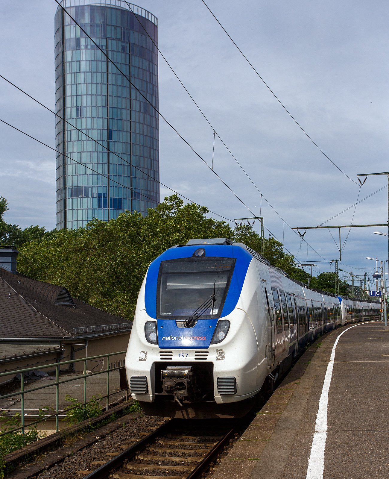 Zwei gekuppelte Bombardier Talent 2 fahren am 26 Mai 2024, als RB 48 „Rhein-Wupper-Bahn“ (Bonn-Mehlem – Bonn Hbf - Köln Hbf - Solingen Hbf - Wuppertal Hbf - Wuppertal-Oberbarmen), in den Bahnhof Köln Messe/Deutz ein. 

Vorne der dreiteilige Talent 2 – 9442 157 / 9442 657 und hinten der fünfteilige Talent 2 – 9442 358 / 9442 858. Betrieben wird die Linie von der National Express Rail GmbH (Düsseldorf) über die auch die Triebzüge eingestellt (D-NXG) sind, Eigentümer der Triebzüge ist aber der ZV VRR Eigenbetrieb Fahrzeuge und Infrastruktur. Die beiden Bombardier Talent 2 wurden 2015 von der Bombardier Transportation GmbH in Hennigsdorf gebaut. 

Familie von Triebzügen des Herstellers Bombardier Transportation. „Talent“ ist ein Akronym für Talbot leichter Nahverkehrs-Triebwagen. Der Talent 2 ist mit dem ursprünglich vom Unternehmen Talbot in Aachen entwickelten und gebauten Triebwagen Bombardier Talent technisch nicht verwandt.
