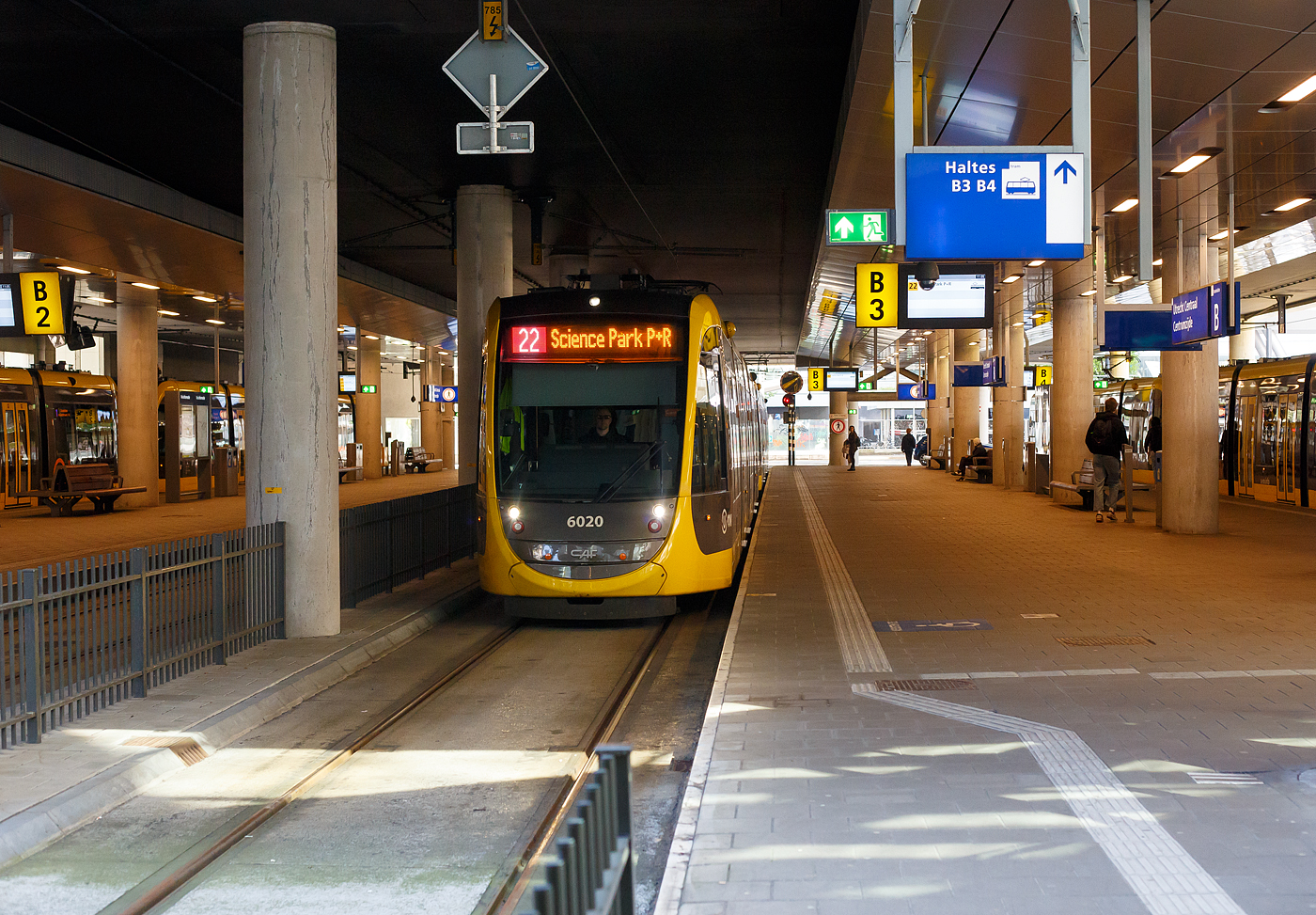 Zwei gekuppelte CAF Urbos 100, vorne der fünfteilige 6020 gekuppelt mit einem siebenteiligen 60xx, der Stadtbahn Utrecht (Utrechtse sneltram), Betreiber U-OV, erreichen am 29 April 2025, als Linie 22 zum Science Park P&R, die Station Utrecht Centraal Centrumzijde (Utrecht Hbf). Hier an dem Gleis B3 (wie auch Gleis B4) muss der Triebwagenzug Kopf machen (Fahrtrichtungswechsel). 