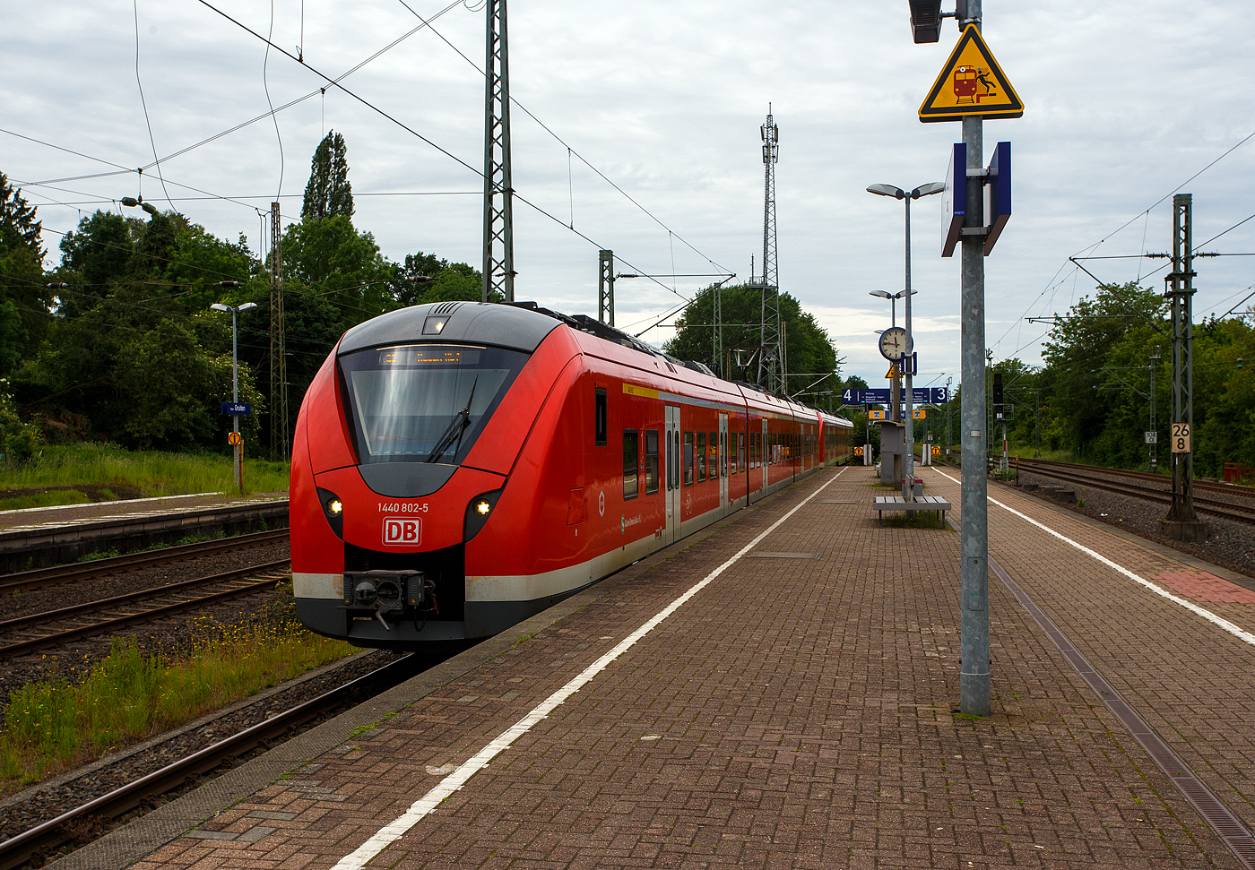 Zwei gekuppelte dreiteilige Alstom Coradia Continental mit modifizierten Kopf  Grinsekatzen   (vorne 1440 802-5 / 1441 802-4 / 1440 302-6, sowie ein weiterer) der S-Bahn Rhein-Ruhr (DB Regio) fahren am 26 Mai 2024, als S8 nach Hagen Hbf (Mönchengladbach – Neuss – Düsseldorf – Wuppertal – Hagen), in den Bahnhof Haan-Gruiten ein.

Der vorderer Triebzug (1440 302 ff) wurde 2014 von ALSTOM Transport Deutschland GmbH (vormals LHB) in Salzgitter-Watenstedt unter der Fabriknummer 1001567/003 A1, B bzw. A2 gebaut.

Die Elektrotriebwagen des Typs Coradia Continental gehören zur Fahrzeugfamilie modularer Nahverkehrstriebzüge aus dem Hause Alstom. Der Coradia Continental ist als drei-, vier-, fünf- oder sechsteiliger Triebwagen erhältlich. Es besteht die Möglichkeit mehrere Fahrzeuge zu einem Zugverband zusammenzukuppeln. Die Baureihe 1440 ist eine Weiterentwicklung der Baureihe 440. Die Fahrzeuge besitzen u.a. einen gegenüber der Baureihe 440 modifizierten Kopf zur Einhaltung der Crash Norm EN 15227. 

Version S-Bahn Rhein-Ruhr
Im April 2012 gaben die Deutsche Bahn und Alstom die Bestellung von 28 dreiteiligen Zügen für den Einsatz auf den Linien S5 und S8 der S-Bahn Rhein-Ruhr bekannt.  Die Triebzüge sind für eine Bahnsteighöhe von 760 mm ausgelegt. Zwar besitzen viele Bahnsteige an den Linien S5 und S8 derzeit eine Bahnsteighöhe von 960 Millimetern, jedoch ist langfristig der Umbau aller Bahnsteige auf eine Höhe von 760 Millimetern vorgesehen. Die Triebzüge verfügen über geräumige Mehrzweckabteile für Fahrgäste mit Rollstuhl, Rollator, Kinderwagen, Fahrrad oder schwerem Gepäck, diese sind im Fahrzeug verteilt.  Die Coradia Continental sind mit Toiletten ausgestattet, was bei S-Bahnen nicht der Normalfall ist. Zudem verfügen sie über Monitore bzw. Displays, über die die Fahrgäste Informationen zur Fahrt erhalten. Ausfahrbare Schiebetritte sorgen für eine spaltfreie Überbrückung zwischen Bahnsteig und Türeinstieg. Eine Einheit bietet 170 Sitz- und 173 Stehplätze. Die Betriebsaufnahme erfolgte zum Fahrplanwechsel im Dezember 2014.

TECHNISCE DATEN der dreiteiligen BR 1440.3 (Regionalbahn-ET):
Hersteller: Alstom Transport Deutschland GmbH, Salzgitter
Spurweite: 1.435 mm (Normalspur)
Achsfolge: Bo‘(Bo‘)(Bo‘)Bo‘ in Klammern Jakobs-Drehgestelle
Länge über Kupplung: 56.900 mm
Breite: 2.920 mm
Drehzapfenabstände: 15.500 / 16.400 / 15.500 mm
Achsabstand im Enddrehgestell: 2.400 mm
Achsabstand im Jakobs-Drehgestell: 2.700 mm
Raddurchmesser: 850 (neu) / 780 mm (abgenutzt)
Maximale Höhe (über SO): 4.280 mm
Eigengewicht: 116 t
Minimaler befahrbarer Gleisbogen Werkstatt/Betrieb: 100/150 m
Niederfluranteil: ca. 89 %
Sitzplätze: 154 (davon 12 in der 1. Klasse)
Stromsystem: 15 kV / 16,7 Hz
Höchstgeschwindigkeit: 160 km/h
Nennleistung: 2.000 kW
Anzahl Fahrmotoren: 8
Zugbeeinflussungs-System: LZB / PZB 90
Türen pro Fahrzeugseite: 4
