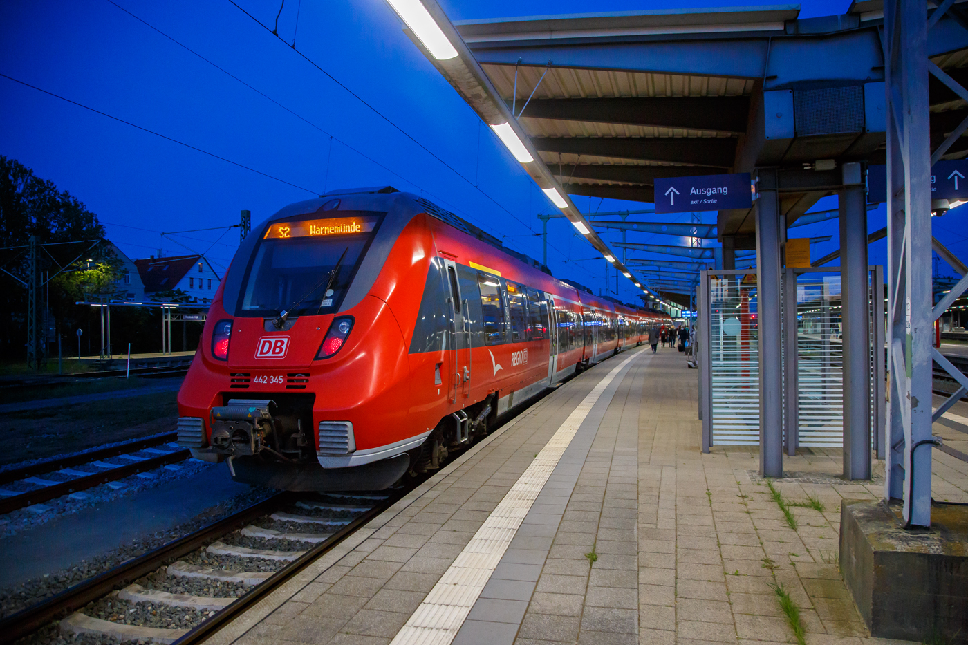 Zwei gekuppelte f�nfteilige Bombardier Talent 2 (442 345 / 442 845 und ein weiterer) der DB Regio Nordost als S-Bahn Rostock der Linie S2 (G�strow – Schwaan - Rostock Hauptbahnhof - Warnem�nde), stehen am Abend (21.40 Uhr) des 15 Mai 2022 im Hauptbahnhof Rostock zu Weiterfahrt bereit.

Die S-Bahn Rostock, urspr�nglich als Stadtbahn Rostock bezeichnet, ist eine S-Bahn in der mecklenburgischen Hansestadt Rostock. Sie besteht aus drei Linien mit insgesamt rund 90 km L�nge. Die Linie S1 vom Hauptbahnhof nach Warnem�nde verkehrt innerhalb des Rostocker Stadtgebiets. Dort wurde bereits in den 1970er Jahren der S-Bahn-Betrieb aufgenommen. Sp�ter wurden die Linien zum Seehafen und in die s�dlich gelegene Stadt G�strow �ber Schwaan in das S-Bahn-Netz einbezogen. Im Jahr 2012 wurde die Linie zum Seehafen eingestellt, daf�r geh�rt seitdem die Verbindung nach G�strow �ber Laage als Linie S3 zur Rostocker S-Bahn. Bis 2014 wurden haupts�chlich Wendez�ge mit Doppelstockwagen eingesetzt. Seitdem fahren auf allen Linien neue Elektrotriebwagen vom Typ Talent 2. Der Verkehr auf den Rostocker S-Bahn-Linien erfolgt, ebenso wie der auf den Regionalbahnlinien, innerhalb des Verkehrsverbundes Warnow (VVW), Betreiber der S-Bahn Rostock ist die DB Regio Nordost.

Auf der Strecke zwischen dem Rostocker Hauptbahnhof und dem Seebad Warnem�nde gibt es schon lange einen dichten Vorortverkehr. Tariflich wurde er bereits ab 1923 durch preiswerte Tagesr�ckfahrkarten beg�nstigt.