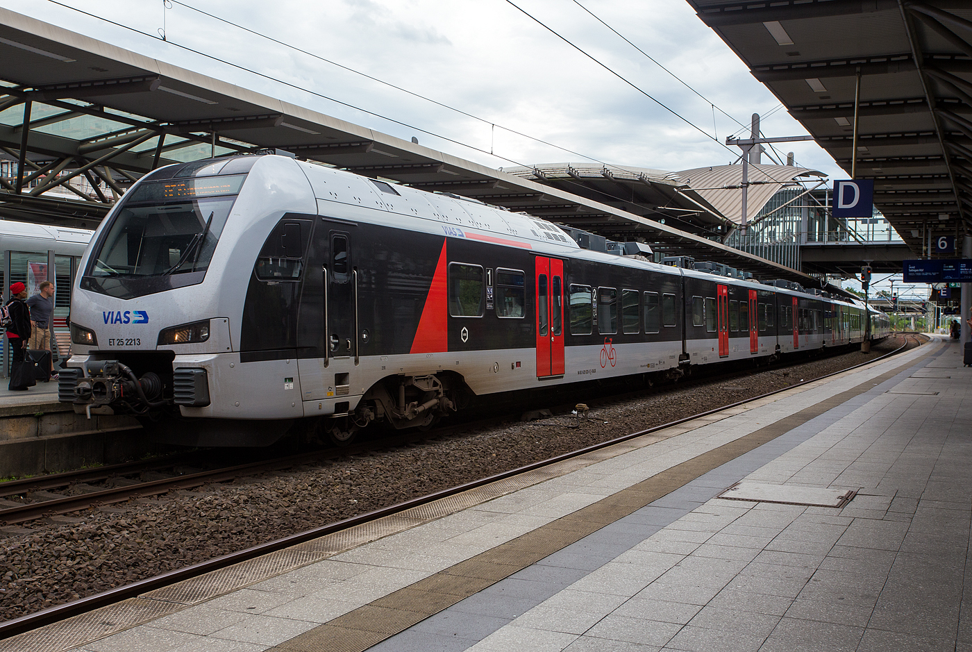 Zwei gekuppelte f�nfteilige Stadler FLIRT� der VIAS Rail GmbH haben am 16 Mai 2024, als RE 19 „Rhein-IJssel-Express“ (D�sseldorf Hbf – D�sseldorf Flughafen – Duisburg – Oberhausen Hbf), den Bahnhof D�sseldorf Flughafen erreicht. 

Vorne der ET 25 2213 (94 80 1429 020-9 D-VIASR etc.) und hinten der ET 25 2203 (94 80 1429 010-0 D-VIASR etc.). Diese Stadler FLIRT�  sind Eigentum der ZV VRR Eigenbetrieb Fahrzeuge und Infrastruktur (Essen) und werden f�r die Verkehrsleistung der VIAS Rail GmbH zur Verf�gung gestellt. Sie wurden 2016 von der Stadler Pankow GmbH in Berlin gebaut, der ET 25 2203 unter den Fabriknummern 40240 bis 40245 und der ET 25 2213 unter den Fabriknummern 40300 bis 40305. An der Farbgebung kann man es noch erkennen, urspr�nglich wurden diese elektrischen Triebz�gen von der Abellio Rail NRW gefahren/genutzt mit der Insolvenz der Abellio Rail NRW wird die Verkehrsleistung seit dem 31. Januar 2022 durch die VIAS Rail GmbH erbracht. 

F�r das Niederrhein-Netz, die Verkehrsleistungen RE 19 „Rhein-IJssel-Express“  (D�sseldorf – Oberhausen – Wesel mit Fl�gelung nach Bocholt bzw. via Emmerich nach Arnheim), sowie RB 35 „Emscher-Niederrhein-Bahn“  (M�nchengladbach - Duisburg – Oberhausen – Gelsenkirchen) wurden f�nfteilige Flirt-3-Triebz�ge bestellt. Es waren 13 Einsystemtriebz�ge (AC) f�r 15 kV, 16,7 Hz (ET 25 22xx / BR 1429.1)  und 7 Mehrsystemtriebz�ge (MS) f�r 15 kV, 16,7 Hz und 25 kV, 50 Hz, sowie 1,5 kV Gleichspannung  (gef�hrt als ET 25 23xx / BR 2429.1). Beide Verkehrsleistungen wurden im Februar 2022 von der VIAS Rail �bernommen.

Seit dem 1. Februar 2022 betreibt die Vias Rail im Rahmen einer Notvergabe die Teilnetze S 7 (Der M�ngstener) und Niederrhein-Netz (Linien RE19 und RB35), die zuvor von der insolventen Abellio Rail NRW betrieben wurden. Der Verkehrsvertrag f�r das Niederrhein-Netz wurde zwischenzeitlich per Direktvergabe bis Dezember 2025 verl�ngert. Die S 7 wird seit Dezember 2023 von der RheinRuhrBahn betrieben. Seit dem Fahrplanwechsel im Dezember 2023 betreibt VIAS zus�tzlich das Ruhr-Sieg-Netz bestehend aus den Linien RE 16 (Essen – Iserlohn), RB 46 (Bochum – Gelsenkirchen) und RB 91 (Hagen – Siegen/Iserlohn). 
