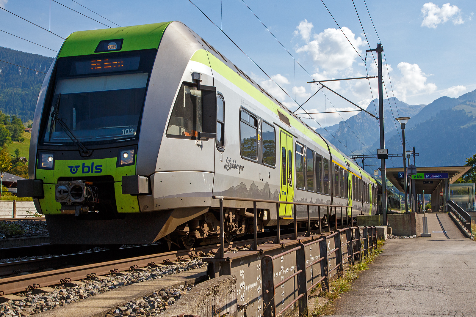 Zwei gekuppelte  Lötschberger  der  BLS RABe 535 103 und der BLS RABe 535 120 fahren am 08.09.2021,als RE 4274 (RegioExpress) Domodossola – Brig – Kandersteg – Spiez – Bern, vom BLS Bahnhof Mülenen weiter in Richtung Spiez.

Der BLS RABe 535 - Lötschberger  ist ein Niederflur-Triebzug es Herstellers Bombardier Transportation für den Regionalverkehr.  Diese Triebzüge wurden auf Ausschreibung der BLS für den Einsatz als RegioExpress Bern–Brig via Lötschbergtunnel konzipiert. Er ist ein direkter Abkömmling (Weiterentwicklung) des Niederflur-S-Bahn-Zuges RABe 525  NINA  dessen Entwicklung auf den deutschen Bombardier Talent 1 (vormals Waggonfabrik Talbot GmbH) beruht.

Gebaut wurden die Lötschberger zwischen 2008 und 2012 von Bombardier in Villeneuve (ehemals Vevey Technologies bzw. ACMV). Der vierteilige Triebzug hat 85 % Niederflur-Anteil. Unter den Führerständen der beiden Endwagen befindet sich je ein Drehgestell, zwischen den Wagenkästen befinden sich drei Jakobsdrehgestelle. Die Wagenkästen sind in Stahl-Leichtbauweise gefertigt, die Führerstände bestehen aus Polyester-Verbundstoff.

Der Triebzug ist klimatisiert und bietet 28 Plätze der ersten Klasse und 143 Plätze der zweiten Klasse. Multifunktions-Abteile bieten Platz für Koffer, Fahrräder und Kinderwagen. In einem der Endwagen befindet sich ein behindertengerechtes WC mit geschlossenem Toilettensystem.

Die Traktionsausrüstung besteht aus zwei IGBT-Stromrichtern mit Gleichspannungszwischenkreis und total vier Asynchron-Fahrmotoren von je 250 kW Dauerleistung. 

Als Bremssysteme sind eine elektrische Rekuperationsbremse, eine Magnetschienenbremse, eine ep-Bremse sowie eine Federspeicher-Feststellbremse vorhanden. 

Beidseitig ist je eine Scharfenbergkupplung vorhanden, dies erlaubt eine schnelle Zugs-Trennung respektive -Kupplung. Die RABe 535 sind technisch kompatibel zu den RABe 525, so dass freizügig Kompositionen mit beiden Typen gebildet werden können. Dies war im Jahre 2009 sehr häufig notwendig, da durch Lieferverzögerungen des Herstellers und wegen diverser technischer Störungen nicht genügend RABe 535 zur Verfügung standen.

TECHNISCHE DATEN:
Nummerierung:  BLS RABe 535 101–125
Gebaute Anzahl: 25
Spurweite:  1435 mm (Normalspur)
Achsformel: Bo'2'2'2'Bo'
Länge über Kupplung: 62.710 mm
Höhe:  4.315 mm
Breite: 3.030 mm
Drehzapfenabstände: 13.250 mm /14.170 mm/
Achsabstände im Drehgestell: 2.500 mm / 2.700 mm
Leergewicht: 105 t
Dienstgewicht: 135 t
Höchstgeschwindigkeit:  160 km/h
Dauerleistung: 1000 kW (4 x 250 kW)
Anfahrzugkraft:   123 kN
Treibraddurchmesser:  750 mm
Laufraddurchmesser:  630 mm
Anzahl der Fahrmotoren:  4
Fußbodenhöhe:  605 mm / 905 mm
Niederfluranteil:  85 %

Wenn ich einen Lötschberger sehe muß ich immer wieder an einen wunderschönen und tollen Tag denken, an dem ich im Führerstand eines Lötschberger ´s über den Lötschberg und dann hinunter nach Brig fahren durfte.