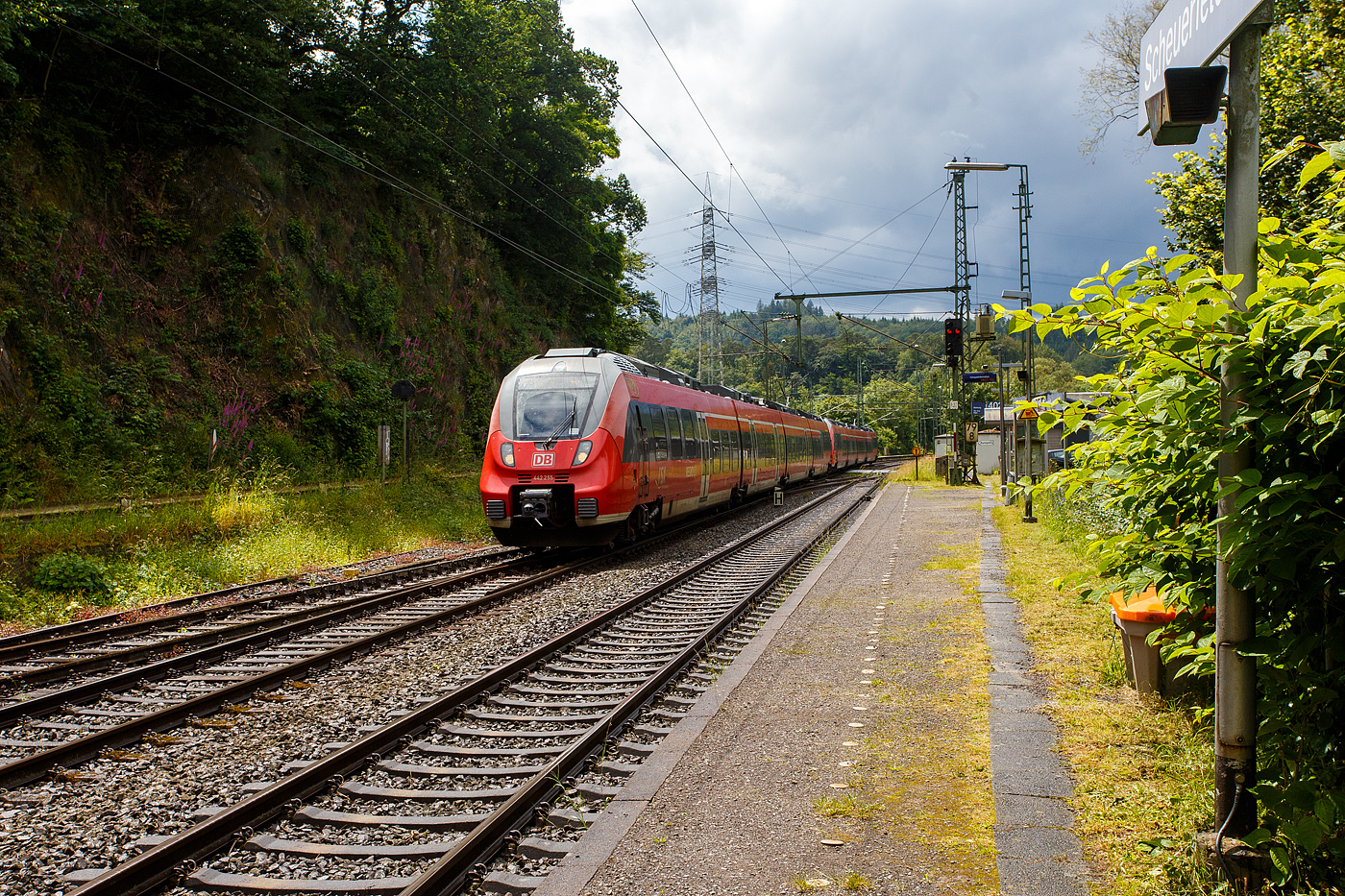 Zwei gekuppelte vierteilige Bombardier Talent 2 (442 255 / 442 755 und 442 256 / 442 756), rauschen am 12 Juni 2024, als RE 9 rsx - Rhein-Sieg-Express (Aachen - Köln - Siegen), durch den Bahnhof Scheuerfeld (Sieg) in Richtung Betzdorf (Sieg).