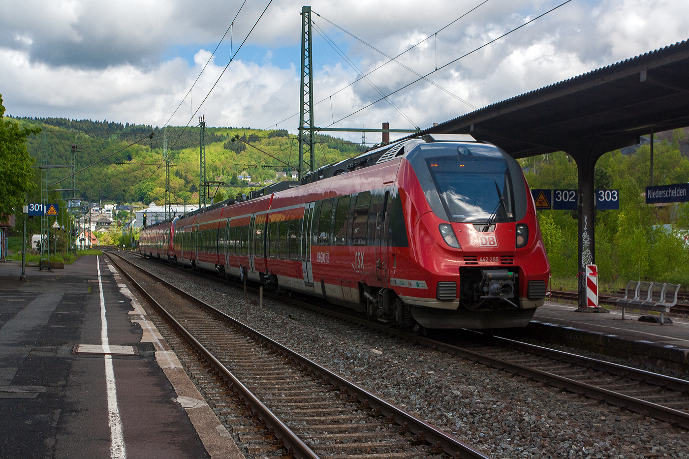 Zwei gekuppelte vierteilige Bombardier Talent 2 (442 258 / 442 758 und 442 755 / 442 255), rauschen am 12 Mai 2013, als RE 9 rsx - Rhein-Sieg-Express (Aachen - K�ln - Siegen), durch den Bahnhof Niederschelden in Richtung Siegen. 

Der Bahnhof wird bei der DB Niederschelden, ist aber geogarfisch nicht richtig, denn hier befinden wir uns noch in Niederschelderh�tte im Landkreis Altenkirchen/RLP, erst ein St�ck weiter auf der anderen Seite der Sieg ist Niederschelden im Kreis Siegen-Wittgenstein/NRW.
