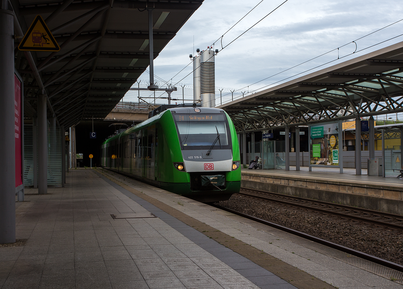 Zwei gekuppelte vierteilige elektrische Triebzüge der Baureihe 422 / 432 der S-Bahn Rhein-Ruhr (Betreiber DB Regio NRW), der Linie S1 (Dortmund – Essen – Duisburg – Düsseldorf – Solingen), erreichen am 16 Mai 2024 den Bahnhof Düsseldorf Flughafen, der hintere Zugteil befindet sich hier noch unter der Start- und Landebahn vom Flughafen Düsseldorf.

Vorne der ET 422 519-9 / 432 519 / 432 019 / 422 019-0 und dahinter der ET 422 510-8 / 432 510 / 432 010 / 422 010-9. Beide wurden 2007/2009 von der Bombardier Transportation GmbH in Hennigsdorf gebaut und an die ZV VRR Eigenbetrieb Fahrzeuge und Infrastruktur (Essen) geliefert, die auch Eigentümer der Triebzüge ist und diesen DB Regio NRW zur Verfügung stellt. An den heutigen NVR-Nummern (wie hier z.B. 94 80 0422 010-9 D-DB) kann man oft nur noch den Fahrzeugnutzer erkennen, aber nicht den Eigentümer.
