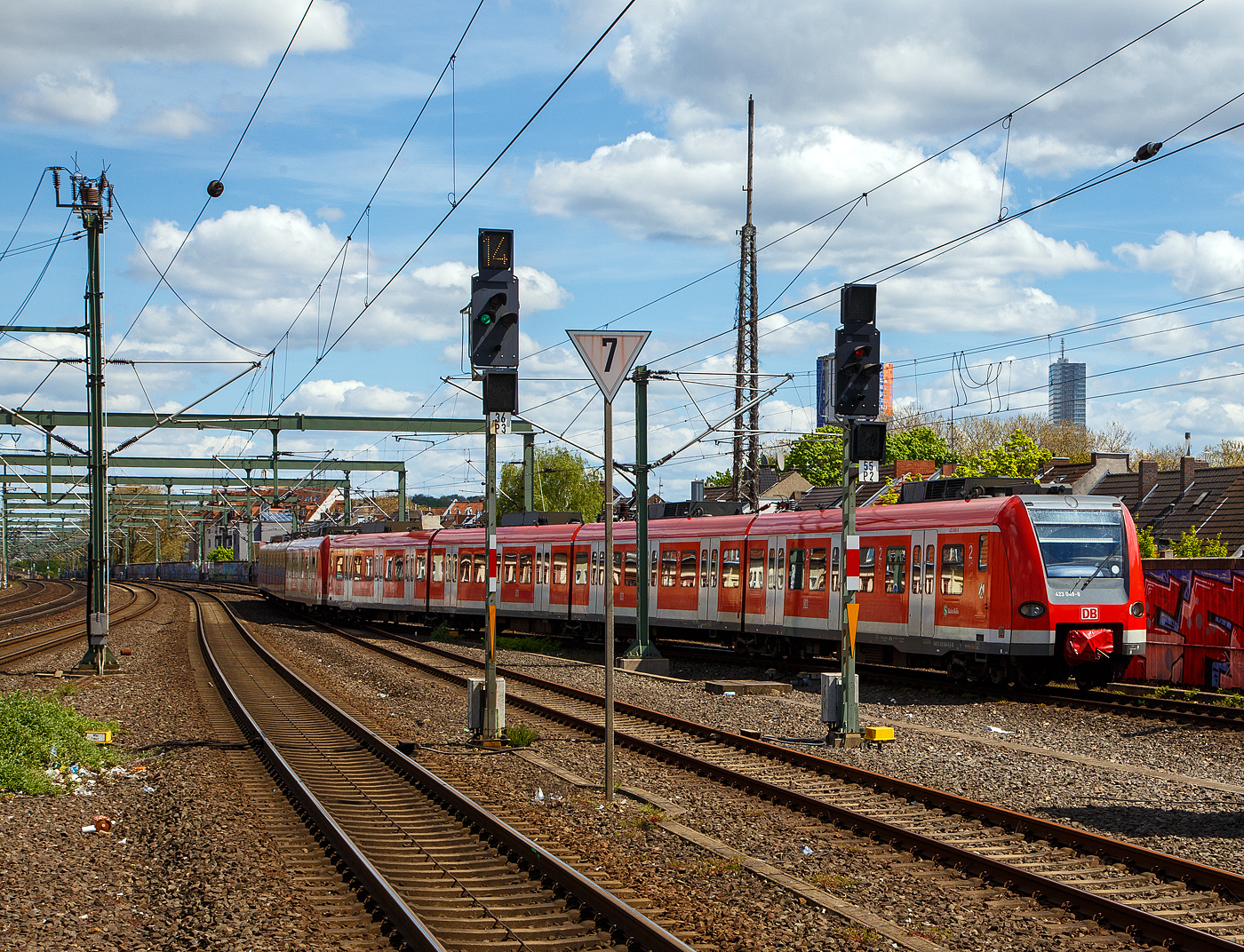 Zwei gekuppelte vierteilige ET 423 (Elektrotriebzüge) der S-Bahn Köln (betrieben durch die DB Regio AG – NRW) verlassen am 30.04.2023, als S19 nach Hennef(Sieg), Bahnhof Köln-Ehrenfeld in Richtung Köln Hbf.

Der Halbzug bestand aus den Triebzügen:
Vorne der 423 197 / 433 197 / 433 697 / 423 697 und dahinter dem 432 549 / 433 549 / 433 049 / 423 049.